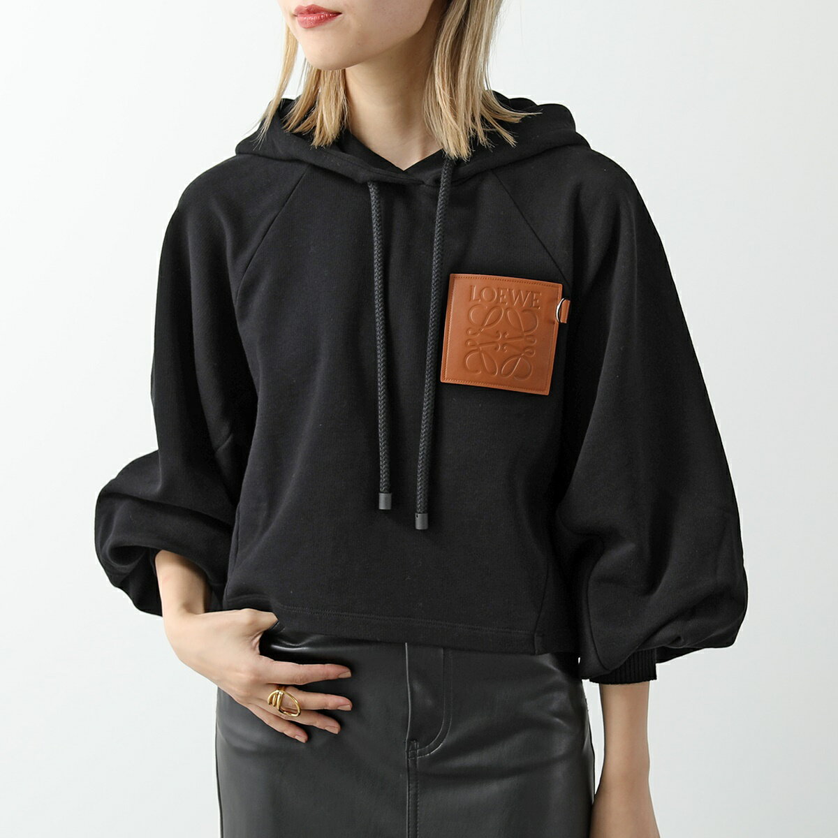 LOEWE ロエベ パーカー S359Y22X18 レディース アナグラム クロップド フーディー ロゴ エンボス加工 長袖 1100/BLACKのサムネイル