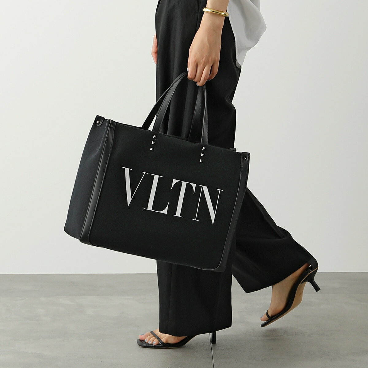 VALENTINO ヴァレンティノ トートバッグ 2Y2B0A35PYY レディース キャンバス×レザー ロックスタッズ VLTN 鞄 0NI