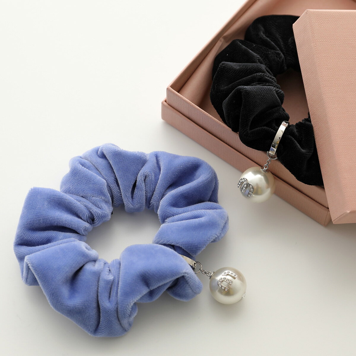 MIUMIU ミュウミュウ シュシュ 5IF063 2F4L レディース ベルベット ベロア パール クリスタル装飾 ロゴ ヘアアクセサリー ヘアゴム カラー2色のサムネイル