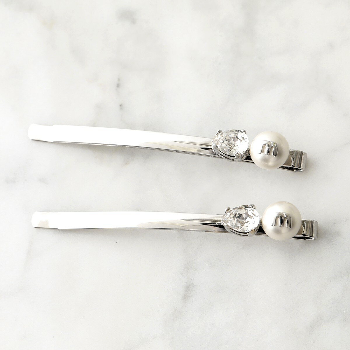 MIUMIU ミュウミュウ ヘアピン 5JF129 2F6Y レディース 2個組 ロゴ パール クリスタル ヘアアクセサリー 髪留め F01L8/CREAME+CRYSTALのサムネイル