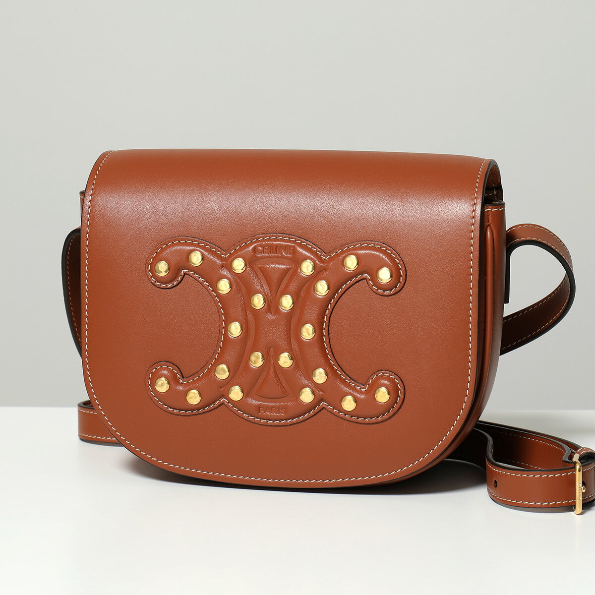 CELINE セリーヌ ショルダーバッグ 198263DU9.04LU レディース フォルコ キュイル Triompheトリオンフ スタッズ装飾 レザー クロスボディ 鞄 Tanのサムネイル