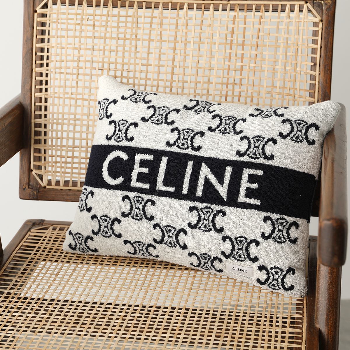 CELINE セリーヌ クッション Triomphe トリオンフ 2AR05423U.97MI レディース モノグラム ロゴ ジャガード コットン 中綿付き アイボリー×マリンのサムネイル