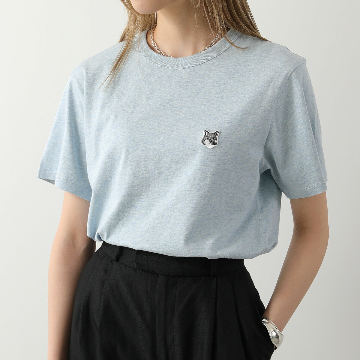 MAISON KITSUNE メゾンキツネ 半袖 Tシャツ GREY FOX HEAD PATCH CLASSIC GM00118K J0008 レディース クルーネック 刺繍パッチ BLUE-HAZE-MELANのサムネイル