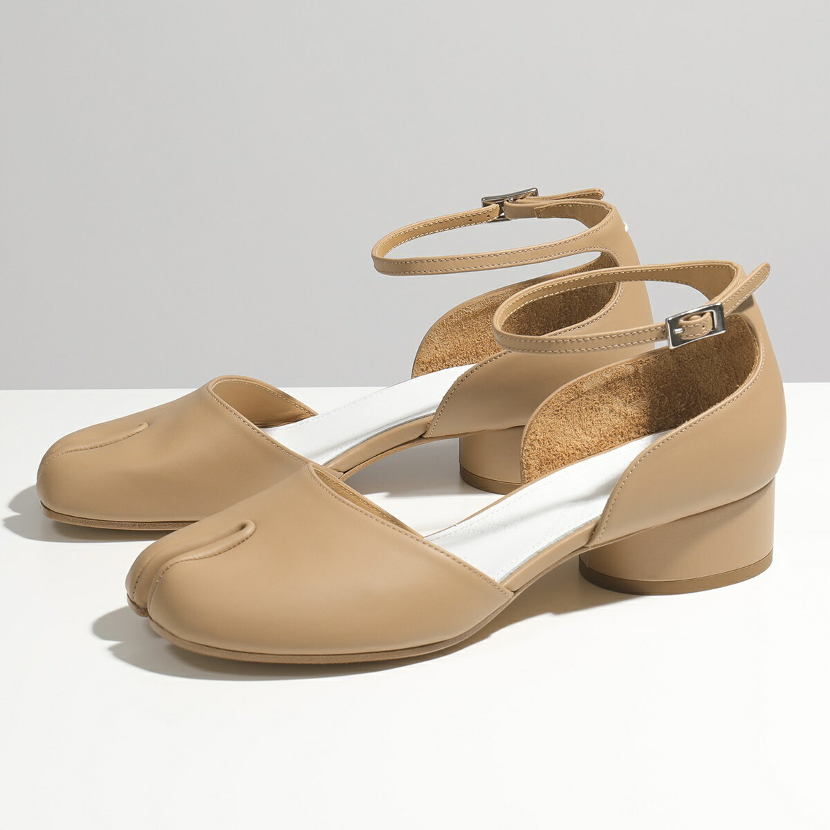 MAISON MARGIELA メゾンマルジェラ S58WZ0045 PR516 レザー 足袋 タビ 3.5cmヒール ストラップ付 サンダル ミュール T9004 靴 レディースのサムネイル