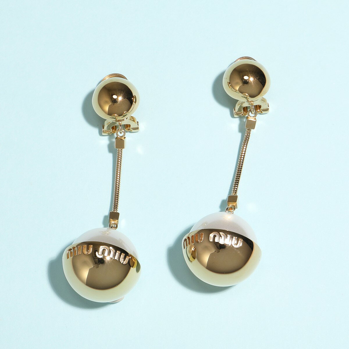 MIUMIU ミュウミュウ イヤリング 5JO908 2F6X レディース イヤークリップ メタル×パール ロゴ アクセサリー F0SAJ/ORO+CREAMのサムネイル