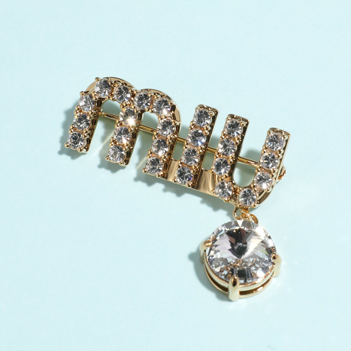 MIUMIU ミュウミュウ ブローチ 5JS116 2DNC レディース ピン バッチ アクセサリー ロゴ クリスタル装飾 F0NXA/ORO+CRYSTALのサムネイル
