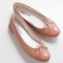 お問い合わせ品番 350913900 ブランド repetto(レペット) アイテム レディースアイテム≫シューズ≫パンプス≫ヒールなし モデル V639VVE サイズ(cm) ※こちらの商品は2021AWよりサイズ仕様が変更された【NEW SIZE】でございます。 ご購入の際は記載の相当サイズをご確認下さい。 【35】 (JP:22.7cm相当) 【35.5】 (JP:23.0cm相当) 【36】 (JP:23.3cm相当) 【36.5】 (JP:23.7cm相当) 【37】 (JP:24.0cm相当) 【37.5】 (JP:24.3cm相当) 【38】 (JP:24.7cm相当) 【38.5】 (JP:25.0cm相当) 【39】 (JP:25.3cm相当) 【39.5】 (JP:25.7cm相当) 【40】 (JP:26.0cm相当) ※上記は公式サイトに記載のサイズ相当となります。モデルによっては相当サイズが異なる場合がございます事ご了承ください。 &rArr; サイズガイドはこちら ※商品によって個体差や計測の方法により2～3cmの誤差が出る場合がございます。 カラー 003/OEIWET　オレンジベージュ スペック パテントレザー、牛革made in FRANCE ※生産国は、同じ商品でも生産時期によって異なる場合がございます事ご了承下さい。 付属品 保存袋/ブランド箱&rArr; 付属品に関するご注意 ラッピング ギフトラッピングは有料になります。&rArr; 詳しくはこちら 商品説明 ・つま先をパテントで切り替えた、レザー素材のバレエシューズ ・柔らかなラインのラウンドトゥ ・上質な牛革を使用していて、足に馴染む仕上がり ・リボンを結び直すことでサイズの微調整も可能 注意事項 ※こちらの商品は2021AWよりサイズ仕様が変更されておりますので、ご購入の際は記載の相当サイズをご確認下さい。 ※バレエのトゥシューズと同じ靴の周りを縫ってから裏返す工程上、 1つ1つ多少の個体差、中敷の浮き等、左右で仕上がりの不均一がある場合がございます事ご了承下さい。 ※天然皮革を使用している為、輸入時より素材の性質や製造段階で生じる微細な傷、スレ、汚れ、シワや、金具部分は細かなスレ、くすみが見受けられる場合がございます。以上の点を気になさる方はご遠慮下さい。 【エナメル製品の取扱いについて】※エナメル素材を使用している為、輸入時より目立たない程度の微細な傷、汚れ、スレ、シワ、黒点などが付いている場合がございますが、素材上の性質とご了承下さい。