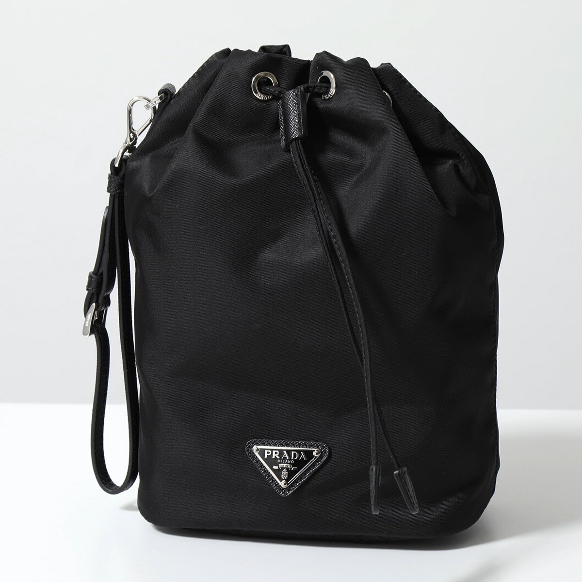 PRADA プラダ ポーチ 1NS369 R067 レディース Re-Nylon リナイロン リストレット付き トライアングルロゴ ドローストリング クラッチバッグ 鞄 F0002/NERO