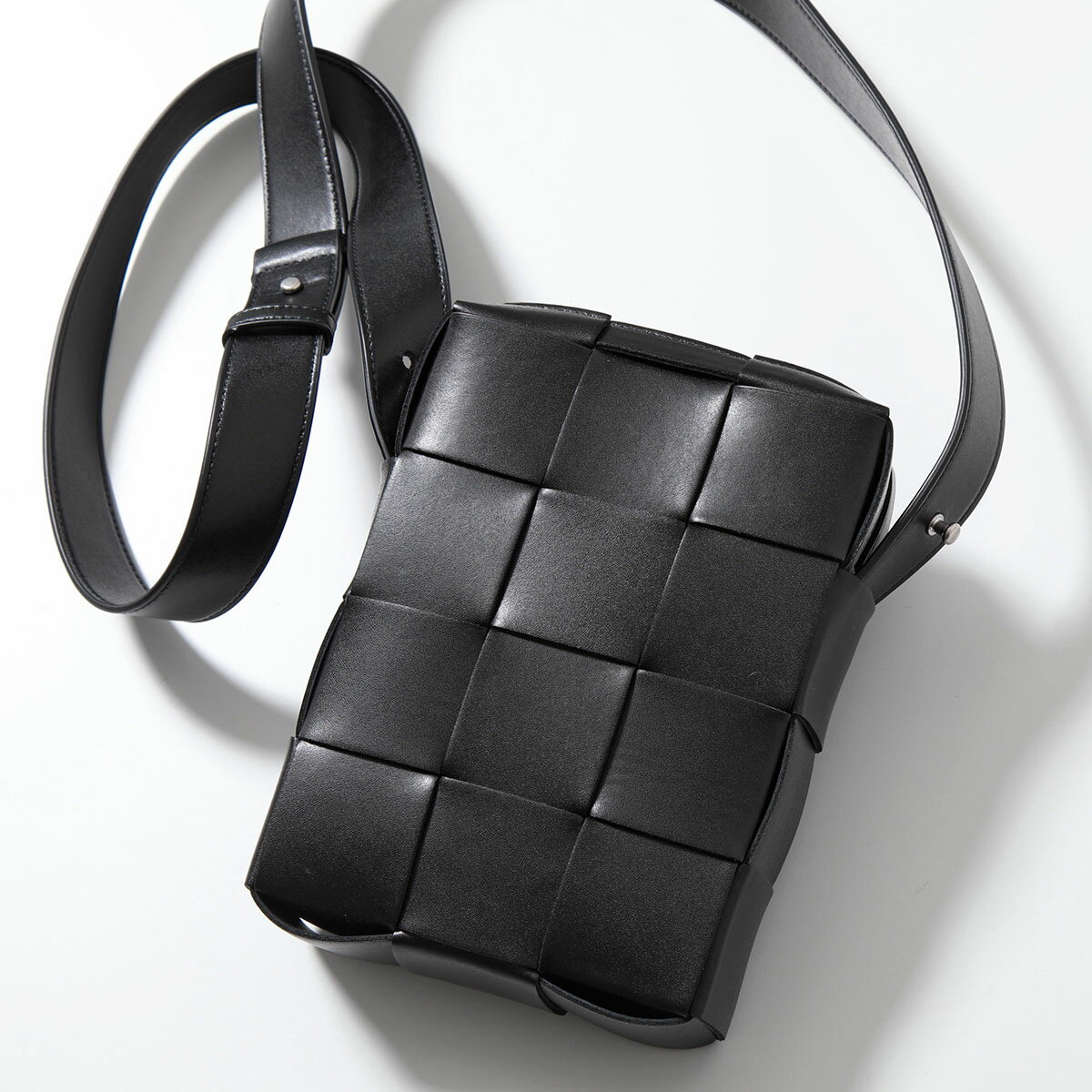 BOTTEGA VENETA ボッテガヴェネタ ショルダーバッグ CASSETTE カセット 765937 VBWD3 メンズ マキシイントレチャート レザー 鞄 8803/BLACK-SILVER