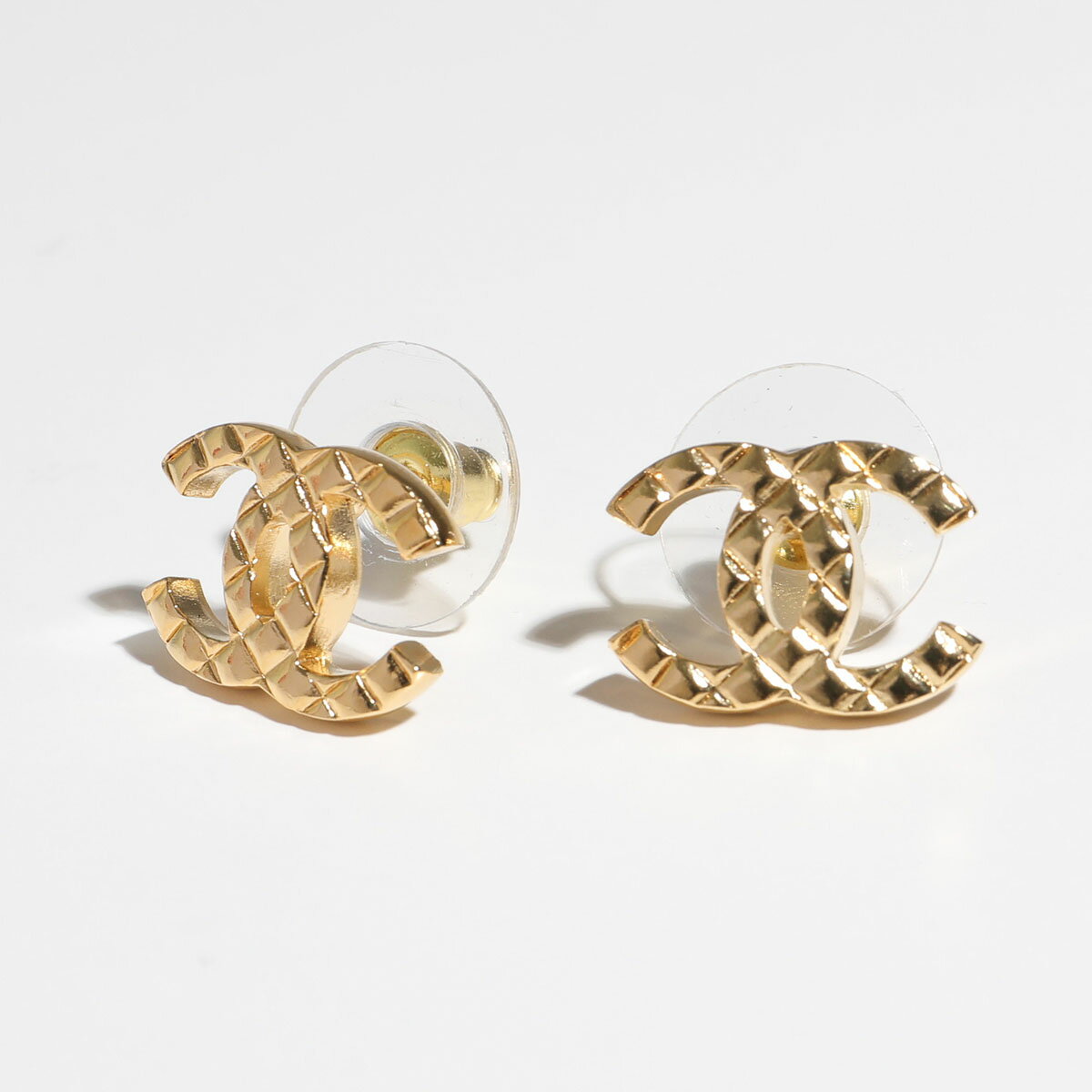 CHANEL シャネル ピアス ABD035 B16128 レディース ココマーク CCマーク キルティングカットメタル スタッド NW440のサムネイル