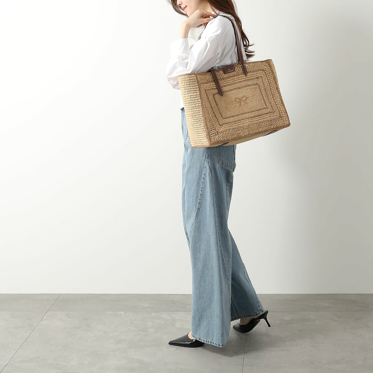 ANYA HINDMARCH アニヤハインドマーチ かごバッグ E/W Bow Tote in Natural Raffia...