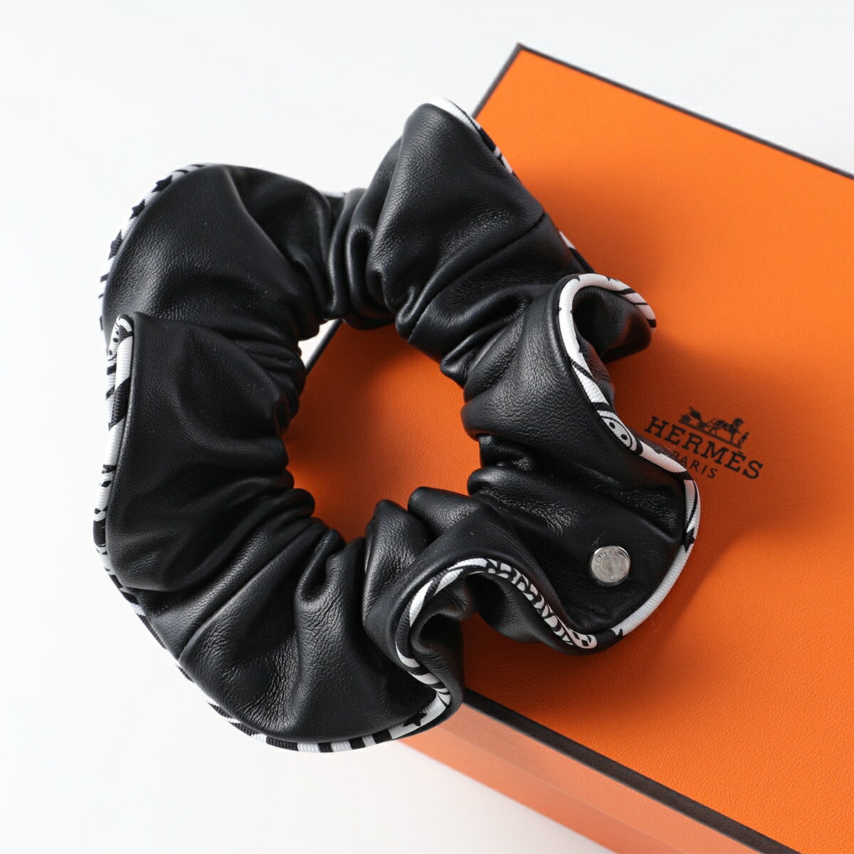 HERMES エルメス シュシュ クラウディア CHOUCHOU CLAUDIA 241028G レディース レザー シルクトリム ロゴメタル ヘアアクセサリー ブラックのサムネイル