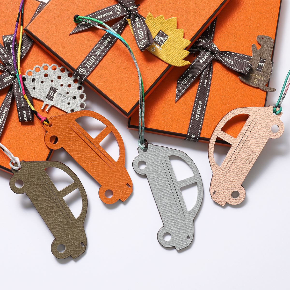 HERMES エルメス Petit h カラー7色 プティ アッシュ レザー クルマ チャーム 車 キーホルダー バイカラー レディースのサムネイル