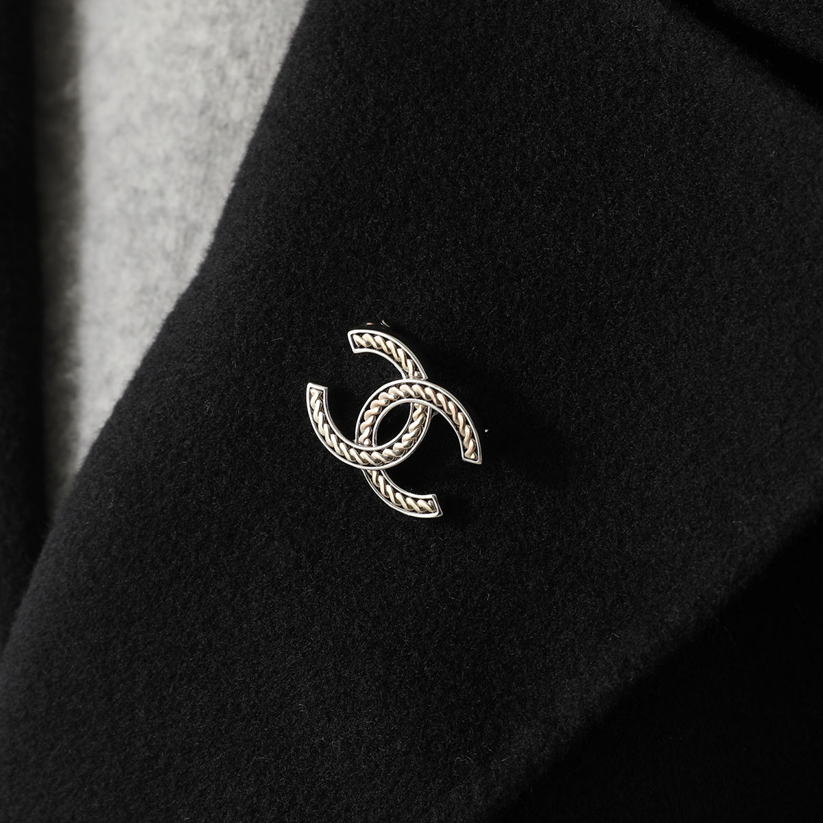 インポートセレクトmuseeの【最大2万円OFFクーポン対象・8/15～8/16限定】CHANEL シャネル ブローチ ABG117 B21259 レディース ピンバッチ ココマーク CCマーク アクセサリー ジュエリー U2306｜アングル3
