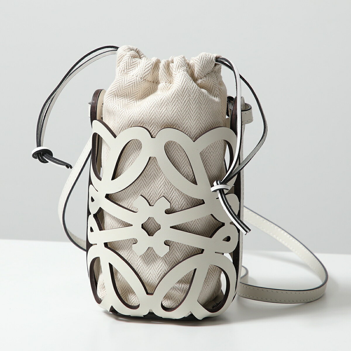 LOEWE ロエベ ショルダーバッグ ANAGRAM CUT OUT POCKET アナグラム カット アウト ポケット C922Y62X07 レディース レザー 鞄 カラー3色のサムネイル