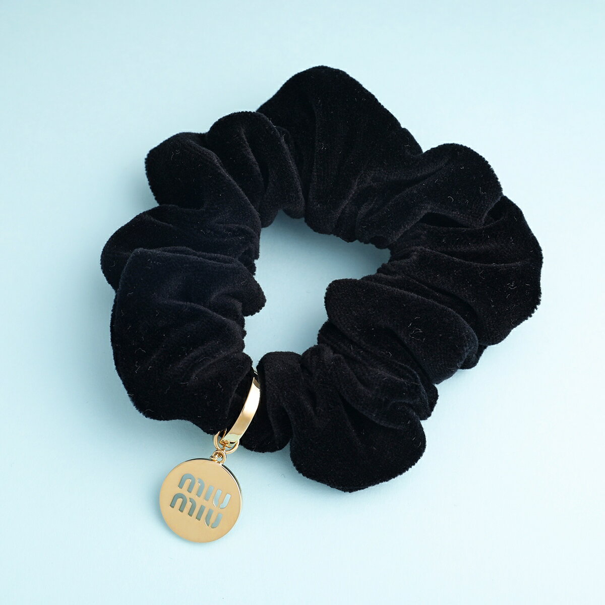 MIUMIU ミュウミュウ シュシュ 5IF063 068 レディース ベルベット ベロア メタルロゴチャーム ヘアアクセサリー ヘアゴム F0002/NEROのサムネイル