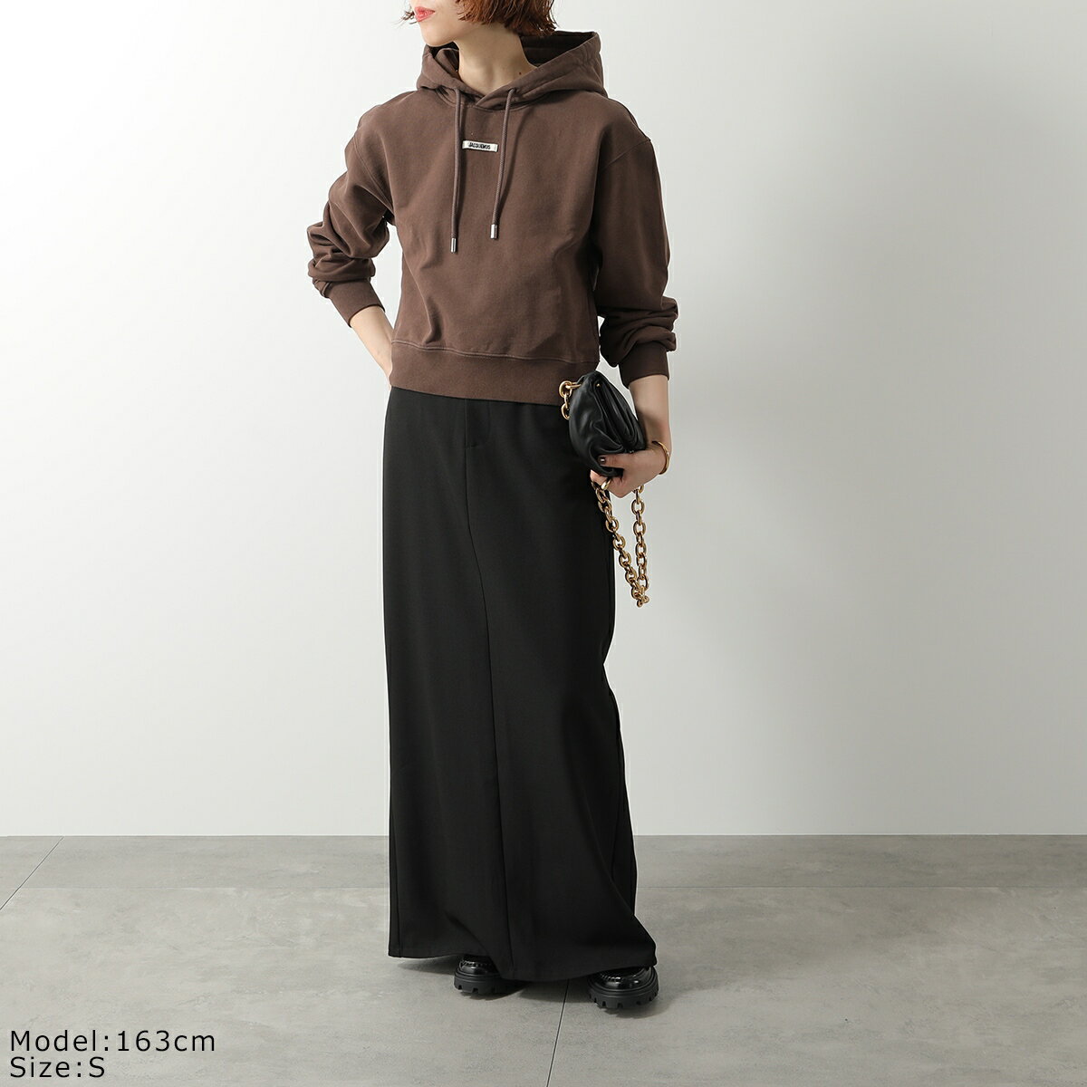 インポートセレクトmuseeの【最大2万円OFFクーポン対象・1/9-20時～】JACQUEMUS ジャックムス パーカー HOW00247AJ00109 レディース フーディー プルオーバー クロップド コットン ロゴ 裏起毛 880/DARK-BROWN｜アングル2