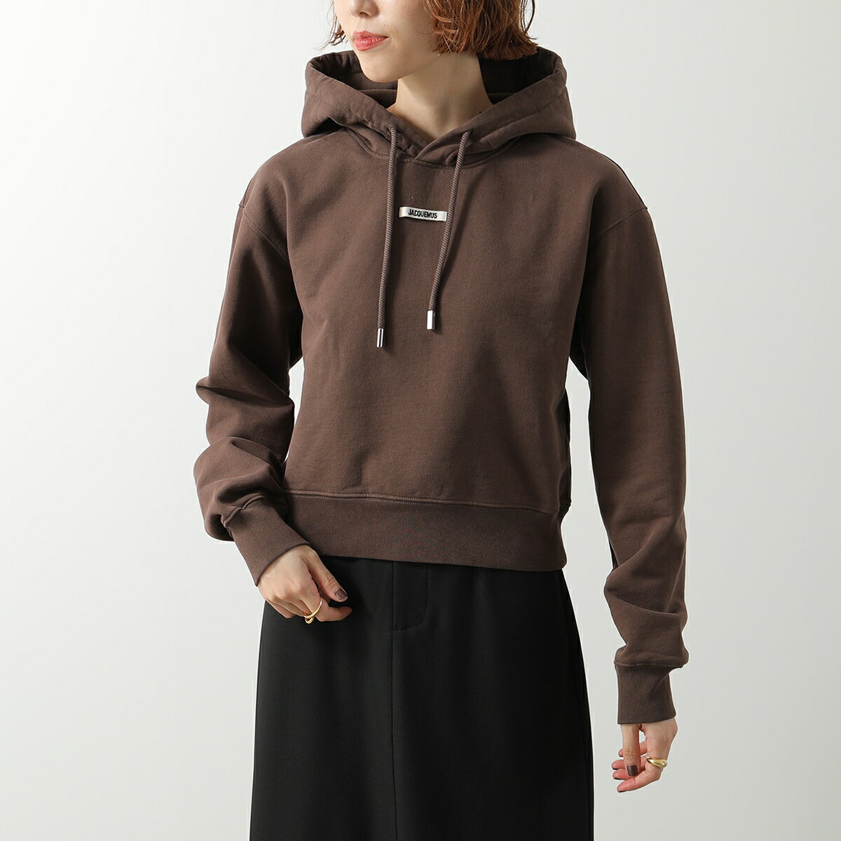 インポートセレクトmuseeの【最大2万円OFFクーポン対象・1/9-20時～】JACQUEMUS ジャックムス パーカー HOW00247AJ00109 レディース フーディー プルオーバー クロップド コットン ロゴ 裏起毛 880/DARK-BROWN｜アングル3