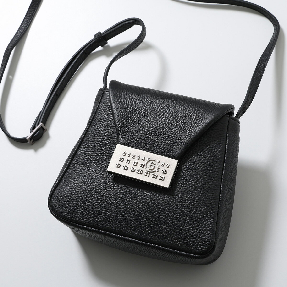 MM6 エムエムシックス メゾンマルジェラ ショルダーバッグ SB5WG0030 P7255 レディース メンズ ナンバリングロゴ 鞄 T8013 SB5WG0030P7255T8013のサムネイル