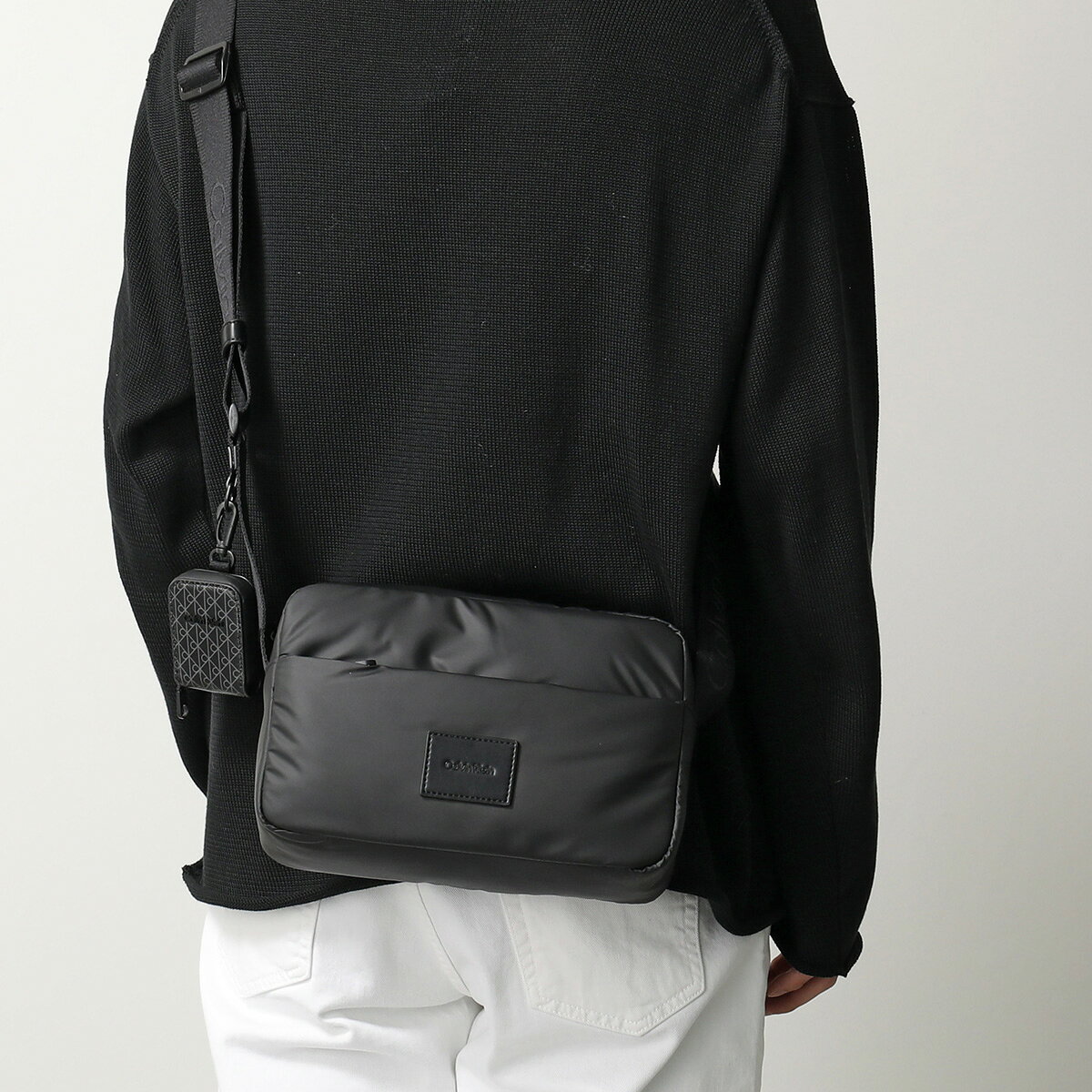 �ں���2����OFF�����ݥ��оݡ�2/25�����Calvin Klein ����Х󥯥饤�� ���������Хå� PUFFER UTILITY CAMERA BAG LV04D3199G ��� ������ݥ��å��դ� ���� �� UB1/Black