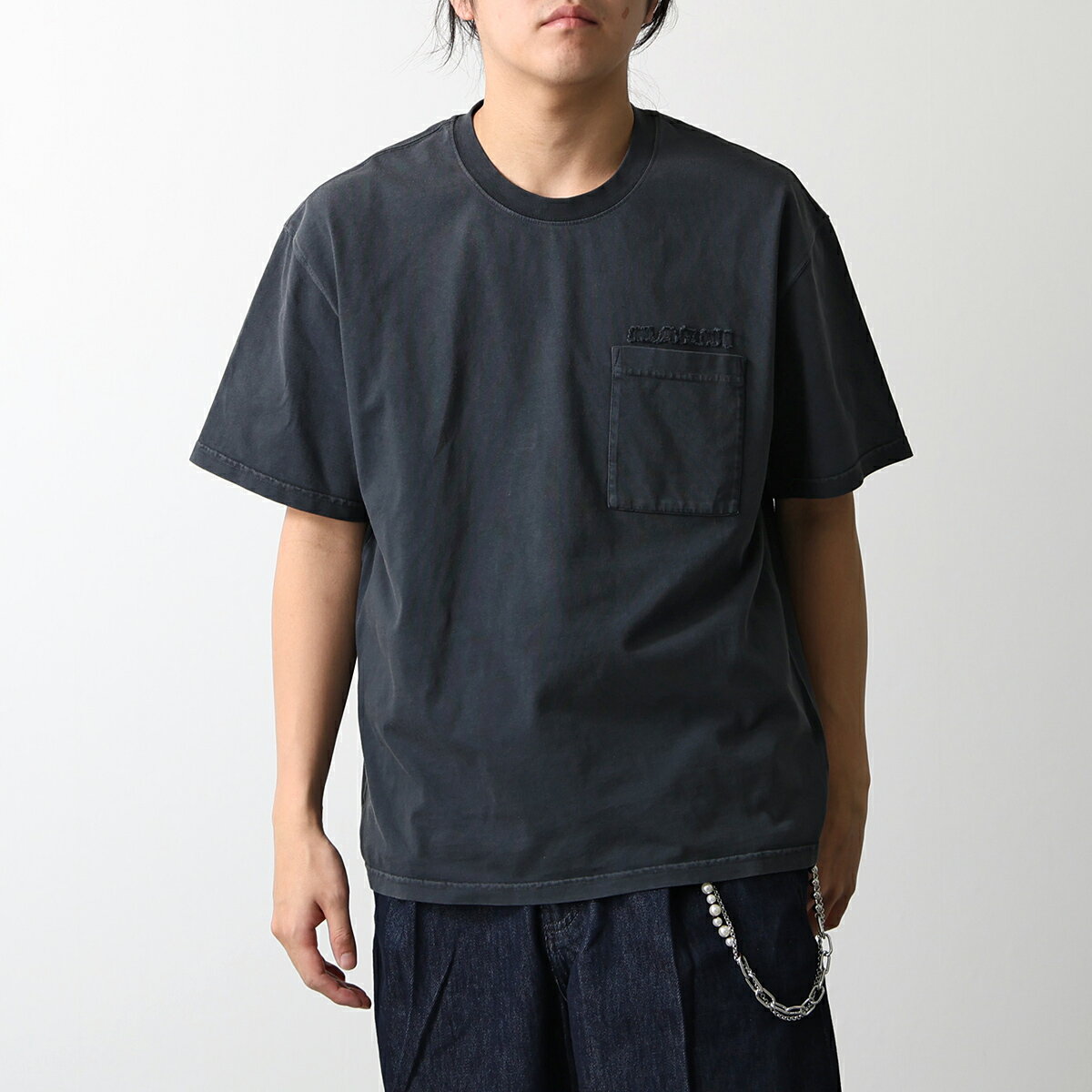商品説明 ・コットン製クルーネック半袖Tシャツ ・胸ポケットの上にロゴ刺繍デザイン アイテム メンズアイテム≫トップス≫Tシャツ・カットソー≫半袖 ブランド MARNI(マルニ) 型番 HUMU0358GX USCY94 サイズ(cm) 【44】 肩 50 着丈 62 身幅 55 袖 21 【46】 肩 52 着丈 66 身幅 57 袖 22 ※商品の計測はcm単位です。商品によって個体差や計測の方法により2～3cmの誤差が出る場合がございます。 &rArr; サイズガイドはこちら カラー TCN99/チャコールグレー 素材 コットン100％　 &rArr; 取り扱いに関するご注意 付属品 付属品なし&rArr; 付属品についてはこちら 備考 お問い合わせ品番 380128093 &rArr; ギフトラッピングのご注文はこちらから &rArr; 返品・交換についてはこちら 丸首