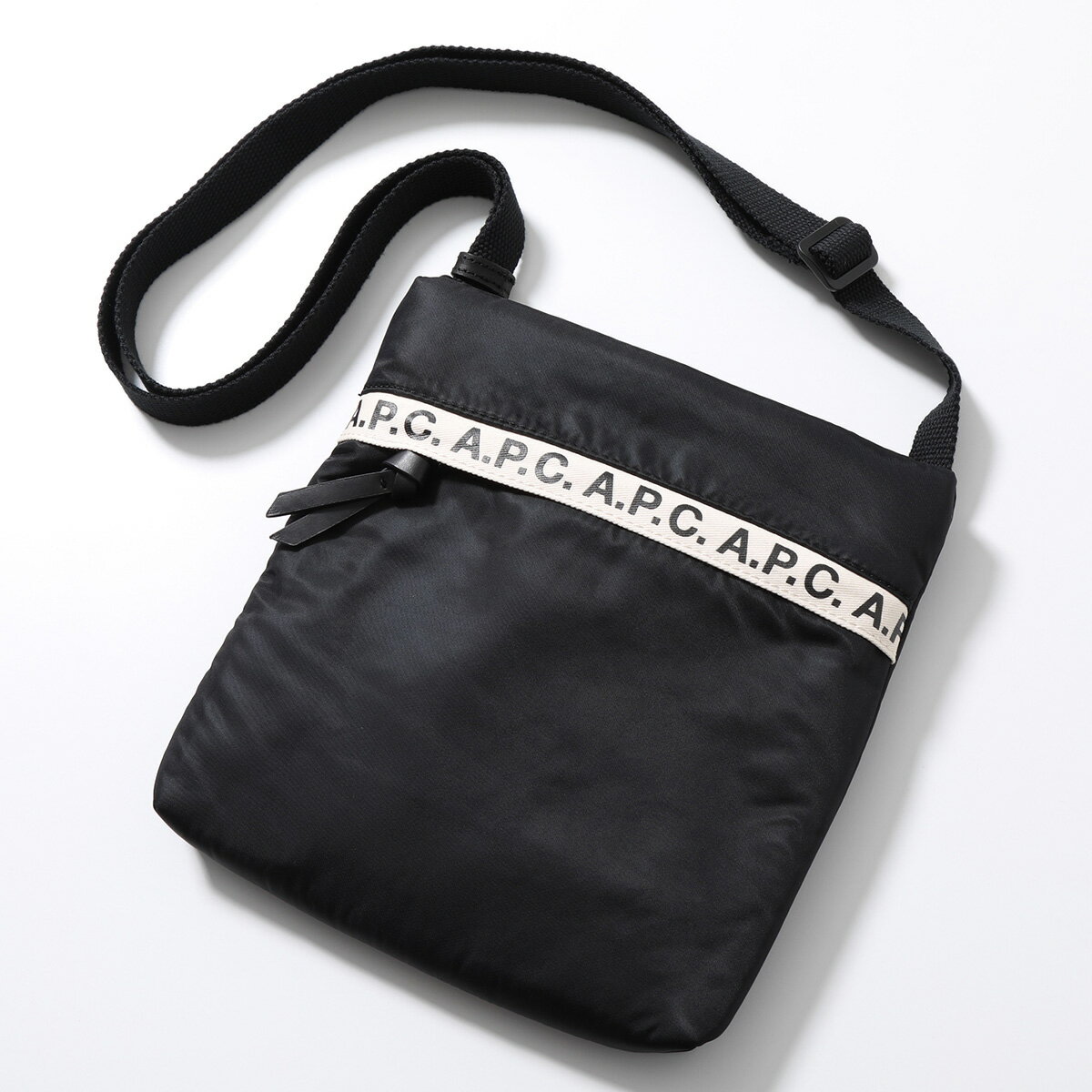 APC A.P.C. アーペーセー PAACL H61384 LZZ saccoche repeat ナイロン サコッシュ メッセンジャーバッグ ショルダーバッグ NOIR 鞄 メンズ レディースのサムネイル