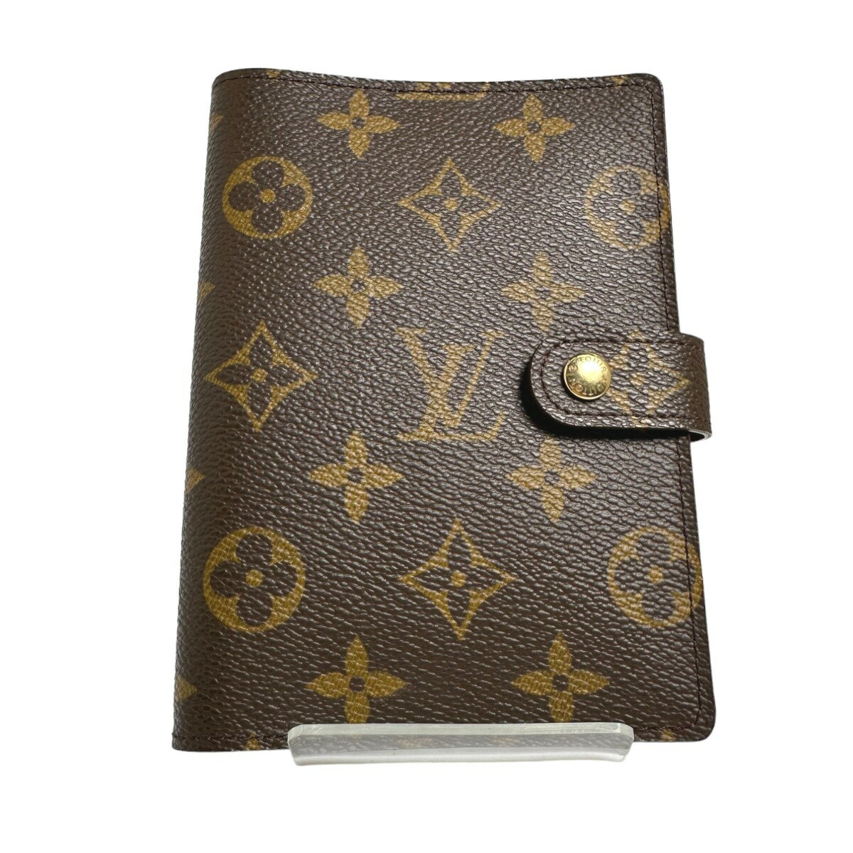 商品情報 管理番号2401140003021-0 ブランドLOUIS VUITTON/ルイ・ヴィトン タイプ手帳ケース 型番R20005 対象ユニセックス カラー ブラウン モデルアジェンダPM ラインモノグラム 刻印CA0969 素材モノグラムキャンバス サイズ W約10cm x H約14cmx D約2cm 仕様 開閉式：スナップボタン内側： オープンポケット x 2、カードポケット x 3 付属品なし 商品説明☆市販の6穴ダイヤリーと組み合わせて使えるスケジュール管理には欠かせない注目の逸品です♪ ★商品画像はデジタルカメラで撮影しておりますのでモニターやインターネット環境の違いにより、多少色合いが違うことがございます。何卒ご容赦願います。!! 状態・コンディション 状態ランク AB 外側 ランク:A 四角に反り部分あり（画像4枚目参照） 内側・その他 ランク:AB 内側：薄汚れ、スレ、剥がれ 金具部分：キズ、スレ 金具部分に傷やスレあり（画像9.15.16枚目参照） 内側にスレや薄汚れあり（画像11枚目参照） ポケットに剥がれあり（画像12-13枚目参照） 中古品は、一点一点状態が異なります。下記の通り指標を設けておりますが、写真と状態・コンディションをご参照ください。 N 新品 S 中古：未使用 SA 中古：未使用に近い A 中古：目だった傷や汚れなし AB 中古：やや傷や汚れあり B 中古：傷や汚れあり C 中古：全体的に状態が悪い 類似品は、こちらのキーワードからお探しいただけます。 　 　手帳カバー　 　 　LOUIS VUITTON　 　 　手帳ケース　 　 　アジェンダPM　 　 　モノグラム　 　 　ユニセックス　 　 　R20005　 　 　ブラウン　手帳ケース モノグラム アジェンダPM R20005 ルイヴィトン ブラウン 手帳カバー LOUIS VUITTON LV 【SS】 【中古】 2