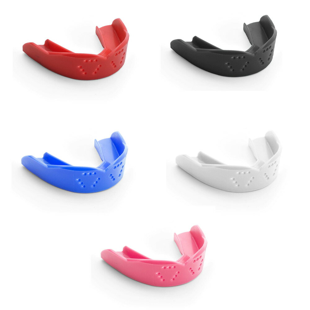 3D Custom Fit Mouthguard SISUから、立体型のマウスガードが登場！ 薄さわずか2.4mmのSISUマウスガードは、ハイテク・テルモプラスチックで出来ておりなんとお湯で温めることによって形が戻るので、何度でも再生して使用することが出来る画期的なマウスピースです。 ところどころに穴が空いておりとても軽く歯にフィットするため、呼吸がしやすく、マウスピースを装着したまま話したり、飲み物を飲んだりすることが出来ます。 もちろん歯を守るための強度にも優れており、強度は一般的なマウスピースの約「2倍」！ 格闘技、柔術、空手などあらゆるスポーツに適しています。 ※歯科矯正中の方も、矯正器具の上から装着することが可能です！ （矯正の方のご使用は、歯科医にご相談ください） お湯に浸けて歯型を成形するタイプになります。 簡単、楽なフィッティング！ SISU 3Dは、以前のSISUモデルを改善し、いくつかの新機能が追加。 今までのフラットなタイプとは違い、立体型にすることにより、より装着と成型がしやすくなりました。 また、保護を必要とする箇所に的確に配置されるように厚みが変化する素材を採用。 7歳以上から使用ができます。 寸法：　内側1.6mm、外側2.4mm 素材：BPA、BPS、ラテックス、PVC、フタル酸エステルフリー ◆14時までのご注文で本日発送！！（土日祝日を除く） 関東・近畿など明日お届け。中国四国地方は明日の午後以降お届け。北海道・沖縄など離陸は2日後となります。 ※最短発送ご希望の場合には日付指定はしないでください。時間指定は承ります！ ◆当店に在庫がある商品です。安心してご注文ください。 ※当店は自社ショップやモールなど複数店舗での出品の在庫を共有しているため、ご注文のタイミングによっては品切れとなる場合がございます。ご了承ください。 まずは当店にて在庫確認を致しご連絡いたします。ご注文後の当店からのご連絡をお待ちください。 ◆当店では交換・返品もできます！ こちらの商品は衛生上、未開封・未使用品のみ返品対応いたします。 商品到着から7日以内に当店にご連絡いただければご対応をさせて頂きますのでご安心してショッピングをお楽しみください！ ※お客様ご都合での返品・交換は送料はお客様ご負担となります。詳しくは、「返品について」の概要欄をよくお読みください。 ※在庫についてのご注意点 当店では在庫を他ショップ(自社ショップやAmazonなど）と同一管理しておりますため、ご注文のタイミングによっては欠品となる場合もございます。予めご了承ください。 在庫の有無につきましては、ご注文後の当店からの受注完了メールにてご確認頂けますようお願いします。 ※こちらは海外製の為、日本製と比較するとプリントのズレ、縫い目のズレ、糸の解れなど若干品質に違いがございますがご了承ください。 ※サイズにつきましては日本製と異なる場合がございます。タグを切り取らずご試着ください。 ※ご希望商品ございましたらリクエストにもできる限りご対応させて頂きます！ MMA、総合格闘技、ボクシング、キックボクシング、ブラジリアン柔術、グラップリング、ムエタイ、タイボクシング、UFC、RIZIN、ラウェイ、トレーニング、フィットネス