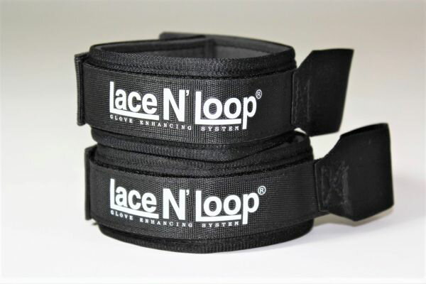 Lace N‘ Loop [レースンループ] 紐式グローブ用 ストラップ（ペア） レースンループ ストラップは、紐式ボクシンググローブの着用者が、他人の助けを借りずに自分のグローブを装着できるようにするアイテムです。 紐式グローブ特有のフィット感、性能、機能を変えることなく、すべての利点を活用するように設計されています。 ※画像のグローブは含まれません。 ◆14時までのご注文で本日発送！！（土日祝日を除く） 関東・近畿など明日お届け。中国四国地方は明日の午後以降お届け。北海道・沖縄など離陸は2日後となります。 ※最短発送ご希望の場合には日付指定はしないでください。時間指定は承ります！ ◆当店に在庫がある商品です。安心してご注文ください。 ※当店は自社ショップやモールなど複数店舗での出品の在庫を共有しているため、ご注文のタイミングによっては品切れとなる場合がございます。ご了承ください。 まずは当店にて在庫確認を致しご連絡いたします。ご注文後の当店からのご連絡をお待ちください。 ◆当店では交換・返品もできます！ 当店は、サイズが合わないなどお客様理由での返品・交換も受け付けております。 商品がお手元に届いたら、袋を破損しないよう開封し、タグを切り取らずにご試着ください。 サイズが合わない場合には商品到着から7日以内に当店にご連絡いただければご対応をさせて頂きますのでご安心してショッピングをお楽しみください！ ※お客様ご都合での返品・交換は送料はお客様ご負担となります。詳しくは、「返品について」の概要欄をよくお読みください。 ※在庫についてのご注意点 当店では在庫を他ショップ(自社ショップやAmazonなど）と同一管理しておりますため、ご注文のタイミングによっては欠品となる場合もございます。予めご了承ください。 在庫の有無につきましては、ご注文後の当店からの受注完了メールにてご確認頂けますようお願いします。 【VENUM(ヴェヌム)】 フランス発の格闘技ブランド。ファイトショーツ、ドライテックTシャツ、ラッシュガードなどのトレーニングウェア、ボクシンググローブやヘッドギア、シンガードなどの格闘技グッズを展開しています。UFC、RIZINなど世界で活躍するファイターなども多くの選手が愛用。格闘技界では定番のブランドです！ ※こちらは海外製の為、日本製と比較するとプリントのズレ、縫い目のズレ、糸の解れなど若干品質に違いがございますがご了承ください。 ※サイズにつきましては日本製と異なる場合がございます。タグを切り取らずご試着ください。 ※ご希望商品ございましたらリクエストにもできる限りご対応させて頂きます！ 【検索用】 スポーツ 総合格闘技 ボクシング キックボクシング ブラジリアン柔術 MMA UFC グラップリング ムエタイ タイボクシング RIZIN ライジン ラウェイ K-1 Nogi ノーギ レスリング ファイトギア MAZA マザ VENUM REVGEAR レヴギアー レブギアー Hayabusa ハヤブサ はやぶさ UFC オフィシャル 公式 BOXEO TM ボクセオTM TOP BOXER トップボクサー PunchTown パンチタウン Ho-Stile オ・スティーレ オスティーレ Lace N’ Loop レースンループ Grappz グラップズ MonkeyTape モンキーテープ SISU シス FIGHT DENTIST ファイトデンティスト SafeJawz セーフジョーズ Opro オプロ マウスガード MAZAFIGHT マザファイト・オフィシャルグッズ Diamond MMA ダイヤモンドMMA Empire protape エンパイア プロテープ RADIUS ラディウス Fortress Boxing フォートレスボクシング TWINS ツインズ WINDY ウインディ Winiing ウイニング Reebok リーボック adidas アディダス ISAMI イサミ マーシャルワールド ヴェナム ヴェノム ベヌム ベナム ベノム トレーニング 練習用 試合用 遠征 ワークアウト フィットネス ボクササイズ ヨガ ランニング ジョギング 打撃 攻撃 プロ アマチュア 初心者 中級 上級者 男性用 女性用 ユニセックス 男女兼用 中学生 高校生 大人用 誕生日 プレゼント クリスマス バレンタインデー ご褒美 自分用 8oz 10oz 12oz 14oz 16oz 合皮 フェイクレザー 人工皮革 ビーガンレザー Lace N‘ Loop [レースンループ]　紐式グローブ用 ストラップ（ペア）（黒/ホワイトロゴ）／ Black/White Logo　／　ボクシンググローブ ストラップ マジックテープ コンバーター スパーリング トレーニング ミット打ち 練習用 試合用 簡単装着 黒白 メンズ レディース 男女