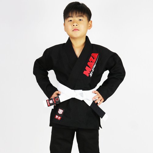 MAZA［マザ］ KIDS BJJ Gi キッズ ブラジリアン柔術着 T-1 （黒）白帯付きセット MAZAオリジナルデザインのキッズ柔術着が登場！ 軽量で耐久性があり、最大の負荷がかかる重要な部分を強化した、プレウォッシュ済みのコットン 100% 生地です。 着物の襟は適度に補強され、子供の握りこみを防ぎ、よりよい攻撃技法ができるよう助けます。 高品質のロゴ刺繍が直接縫われています。 ズボンは綿で作られており、補強と、伸縮性のあるウエストゴム付き。 100％コットンパールウィーブ：重量を最小限に抑え、より耐久性のある素材。 丸みを帯びたスリット付きのジャケット。 股と足首にシームを補強した100％コットンのズボン。 白帯付き 【素材】 ジャケット： 綿100％ パールウェーブコットン 350gsm パンツ： リップストップコットン 8オンス 【洗濯の際の注意】 洗濯の際は40度以下の水温を使用し、手洗いしてください。 また、洗濯機で洗う場合は、冷水で中性洗剤を使用し、デリケート洗いしてください。 【寸法・サイズ】 M000 : 身長 107 - 114cm M00 : 身長 114 - 119cm M0 : 身長 119 - 127cm M1 : 身長 132 - 137cm M2 : 身長 137 - 145cm M3 : 身長 145 - 150cm M4 : 身長 150 - 155cm ◆14時までのご注文で本日発送！！（土日祝日を除く） 関東・近畿など明日お届け。中国四国地方は明日の午後以降お届け。北海道・沖縄など離陸は2日後となります。 ※最短発送ご希望の場合には日付指定はしないでください。時間指定は承ります！ ◆当店に在庫がある商品です。安心してご注文ください。 ※当店は自社ショップやモールなど複数店舗での出品の在庫を共有しているため、ご注文のタイミングによっては品切れとなる場合がございます。ご了承ください。 まずは当店にて在庫確認を致しご連絡いたします。ご注文後の当店からのご連絡をお待ちください。 ◆当店では交換・返品もできます！ 当店は、サイズが合わないなどお客様理由での返品・交換も受け付けております。 商品がお手元に届いたら、袋を破損しないよう開封し、タグを切り取らずにご試着ください。 サイズが合わない場合には商品到着から7日以内に当店にご連絡いただければご対応をさせて頂きますのでご安心してショッピングをお楽しみください！ ※お客様ご都合での返品・交換は送料はお客様ご負担となります。詳しくは、「返品について」の概要欄をよくお読みください。 ※在庫についてのご注意点 当店では在庫を他ショップ(自社ショップやAmazonなど）と同一管理しておりますため、ご注文のタイミングによっては欠品となる場合もございます。予めご了承ください。 在庫の有無につきましては、ご注文後の当店からの受注完了メールにてご確認頂けますようお願いします。 ※こちらは海外製の為、日本製と比較するとプリントのズレ、縫い目のズレ、糸の解れなど若干品質に違いがございますがご了承ください。 ※サイズにつきましては日本製と異なる場合がございます。タグを切り取らずご試着ください。 ※ご希望商品ございましたらリクエストにもできる限りご対応させて頂きます！ 【検索用】 スポーツ 総合格闘技 ボクシング キックボクシング ブラジリアン柔術 MMA UFC グラップリング ムエタイ タイボクシング RIZIN ライジン ラウェイ K-1 Nogi ノーギ レスリング ファイトギア MAZA マザ VENUM REVGEAR レヴギアー レブギアー Hayabusa ハヤブサ はやぶさ UFC オフィシャル 公式 BOXEO TM ボクセオTM TOP BOXER トップボクサー PunchTown パンチタウン Ho-Stile オ・スティーレ オスティーレ Lace N’ Loop レースンループ Grappz グラップズ MonkeyTape モンキーテープ SISU シス FIGHT DENTIST ファイトデンティスト SafeJawz セーフジョーズ Opro オプロ マウスガード MAZAFIGHT マザファイト・オフィシャルグッズ Diamond MMA ダイヤモンドMMA Empire protape エンパイア プロテープ RADIUS ラディウス Fortress Boxing フォートレスボクシング TWINS ツインズ WINDY ウインディ Winiing ウイニング Reebok リーボック adidas アディダス ISAMI イサミ マーシャルワールド ヴェナム ヴェノム ベヌム ベナム ベノム トレーニング 練習用 試合用 遠征 ワークアウト フィットネス ボクササイズ ヨガ ランニング ジョギング 打撃 攻撃 プロ アマチュア 初心者 中級 上級者 男性用 女性用 ユニセックス 男女兼用 中学生 高校生 大人用 誕生日 プレゼント クリスマス バレンタインデー ご褒美 自分用 XXSサイズ XSサイズ Sサイズ Mサイズ Lサイズ XLサイズ XXLサイズ アパレル メンズファッション トレーニングウェア ランニングウェア フィットネスウェア 練習着 ウォーミングアップ ウォームアップウェア 準備運動 スポーツウェア ボクシングウェア A1A2 A3 柔術衣 柔術着 道着 BJJ Gi