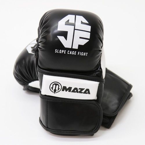 MAZA［マザ］～Slope Cage Fight～ 公式 MMA パウンドグローブ（黒） 格闘技イベント「～Slope Cage Fight～」の公式グローブです。 このMAZA×～Slope Cage Fight～ パウンドグローブは、柔らかい特殊なパッド、ハンマーパンチ用の保護パッドのおかげで、MMAのスパーリングで最高の味方になります。 クッションのボリュームがジャストなのでMMAの寝技でも使用することができます！ ダブルマジックテープ着脱式 素材　：PUレザー サイズ：　S/M、 L/XL ※より保護を求める方、グローブの下にバンデージを使用される方はL/XLサイズをおすすめします。 ◆14時までのご注文で本日発送！！（土日祝日を除く） 関東・近畿など明日お届け。中国四国地方は明日の午後以降お届け。北海道・沖縄など離陸は2日後となります。 ※最短発送ご希望の場合には日付指定はしないでください。時間指定は承ります！ ◆当店に在庫がある商品です。安心してご注文ください。 ※当店は自社ショップやモールなど複数店舗での出品の在庫を共有しているため、ご注文のタイミングによっては品切れとなる場合がございます。ご了承ください。 まずは当店にて在庫確認を致しご連絡いたします。ご注文後の当店からのご連絡をお待ちください。 ◆当店では交換・返品もできます！ 当店は、サイズが合わないなどお客様理由での返品・交換も受け付けております。 商品がお手元に届いたら、袋を破損しないよう開封し、タグを切り取らずにご試着ください。 サイズが合わない場合には商品到着から7日以内に当店にご連絡いただければご対応をさせて頂きますのでご安心してショッピングをお楽しみください！ ※お客様ご都合での返品・交換は送料はお客様ご負担となります。詳しくは、「返品について」の概要欄をよくお読みください。 ※在庫についてのご注意点 当店では在庫を他ショップ(自社ショップやAmazonなど）と同一管理しておりますため、ご注文のタイミングによっては欠品となる場合もございます。予めご了承ください。 在庫の有無につきましては、ご注文後の当店からの受注完了メールにてご確認頂けますようお願いします。 ※こちらは海外製の為、日本製と比較するとプリントのズレ、縫い目のズレ、糸の解れなど若干品質に違いがございますがご了承ください。 ※サイズにつきましては日本製と異なる場合がございます。タグを切り取らずご試着ください。 ※ご希望商品ございましたらリクエストにもできる限りご対応させて頂きます！ MMA、総合格闘技、ボクシング、キックボクシング、ブラジリアン柔術、グラップリング、ムエタイ、タイボクシング、UFC、RIZIN、ラウェイ、トレーニング、フィットネス