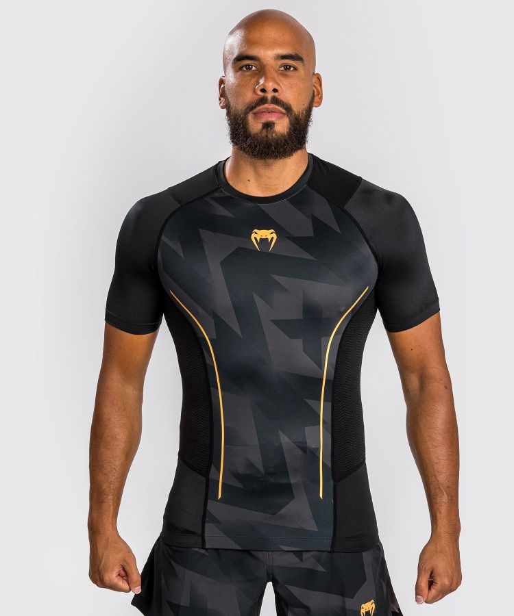 VENUM [ヴェヌム]　半袖 ラッシュガード　レザー（黒/ゴールド）／ Razor Rashguard Short Sleeves - Black/Gold　正規品 コンプレッション Tシャツ シャツ トレーニングウェア 練習 ユニフォーム フィットネス 筋トレ トップス スポーツ メンズ MMA 格闘技 グラップリング