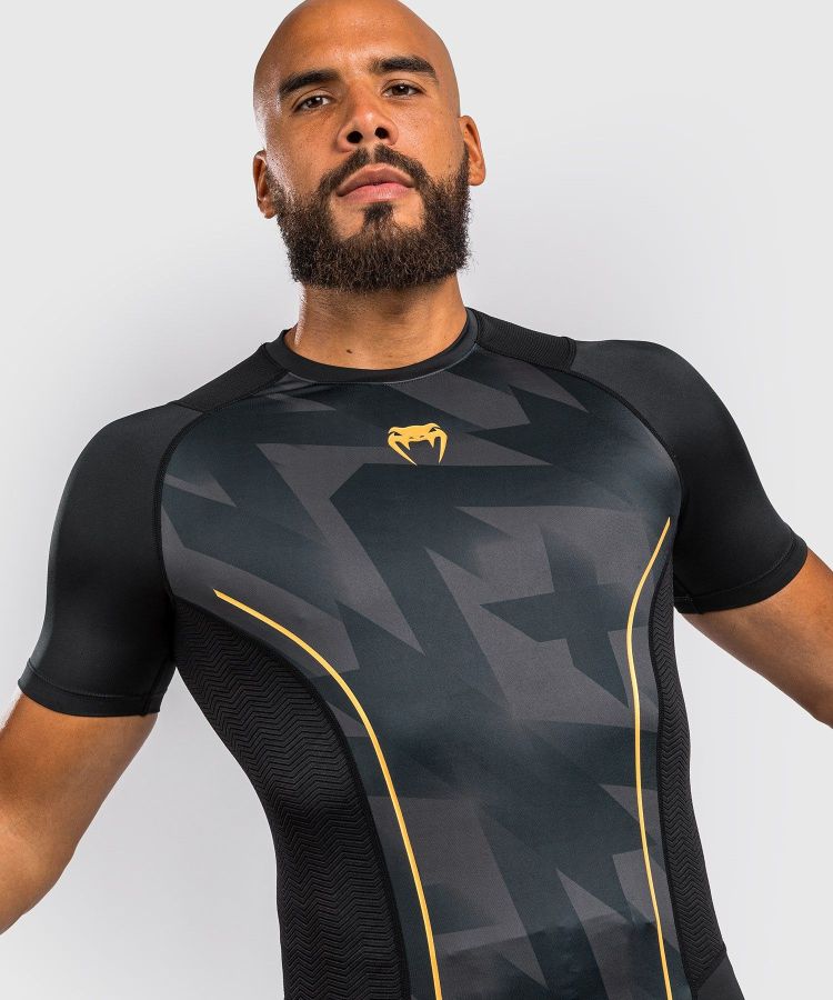 VENUM [ヴェヌム]　半袖 ラッシュガード　レザー（黒/ゴールド）／ Razor Rashguard Short Sleeves - Black/Gold　正規品 コンプレッション Tシャツ シャツ トレーニングウェア 練習 ユニフォーム フィットネス 筋トレ トップス スポーツ メンズ MMA 格闘技 グラップリング