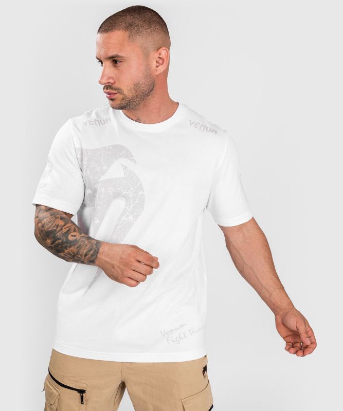 VENUM [ヴェヌム]　Tシャツ GIANT - ジャイアント -レギュラーフィット（白） VENUM Giant Tシャツ は、オフホワイトにプリントされたVENUMのシンボルマーク-大きなスネークヘッドが特徴です。 肩と右腕にロゴのディテールを施し、爽やかなホワイトのデザインに仕上げています。 プレミアムコットンを100％使用し柔らかい着心地に仕上げたこのシャツは、ジムへ行くときや休息日に、Venumのトレーニングショーツやジョガーとの組み合わせがおすすめです。 こちらのサイズ感はレギュラーフィットでゆったりめに着用できるアイテムです。 【素材】 綿 100% 【サイズ】 S ： 胸囲 約 96 - 99 cm　　 M ： 胸囲 約 100 - 103 cm　　 L ： 胸囲 約 104 - 107 cm　　 XL ： 胸囲 約 108 - 111 cm　　 XXL ： 胸囲 約 112 - 115 cm　　 ※VENUM公式サイトのサイズチャートから引用。 　上記の体型の方にあったサイズ感となります。実寸値ではございませんのでご注意ください。 モデル：身長168cm / Mサイズ着用 ◆14時までのご注文で本日発送！！（土日祝日を除く） 関東・近畿など明日お届け。中国四国地方は明日の午後以降お届け。北海道・沖縄など離陸は2日後となります。 ※最短発送ご希望の場合には日付指定はしないでください。時間指定は承ります！ ◆当店に在庫がある商品です。安心してご注文ください。 ※当店は自社ショップやモールなど複数店舗での出品の在庫を共有しているため、ご注文のタイミングによっては品切れとなる場合がございます。ご了承ください。 まずは当店にて在庫確認を致しご連絡いたします。ご注文後の当店からのご連絡をお待ちください。 ◆当店では交換・返品もできます！ 当店は、サイズが合わないなどお客様理由での返品・交換も受け付けております。 商品がお手元に届いたら、袋を破損しないよう開封し、タグを切り取らずにご試着ください。 サイズが合わない場合には商品到着から7日以内に当店にご連絡いただければご対応をさせて頂きますのでご安心してショッピングをお楽しみください！ ※お客様ご都合での返品・交換は送料はお客様ご負担となります。詳しくは、「返品について」の概要欄をよくお読みください。 ※在庫についてのご注意点 当店では在庫を他ショップ(自社ショップやAmazonなど）と同一管理しておりますため、ご注文のタイミングによっては欠品となる場合もございます。予めご了承ください。 在庫の有無につきましては、ご注文後の当店からの受注完了メールにてご確認頂けますようお願いします。 【VENUM(ヴェヌム)】 フランス発の格闘技ブランド。ファイトショーツ、ドライテックTシャツ、ラッシュガードなどのトレーニングウェア、ボクシンググローブやヘッドギア、シンガードなどの格闘技グッズを展開しています。UFC、RIZINなど世界で活躍するファイターなども多くの選手が愛用。格闘技界では定番のブランドです！ ※こちらは海外製の為、日本製と比較するとプリントのズレ、縫い目のズレ、糸の解れなど若干品質に違いがございますがご了承ください。 ※サイズにつきましては日本製と異なる場合がございます。タグを切り取らずご試着ください。 ※ご希望商品ございましたらリクエストにもできる限りご対応させて頂きます！ 【検索用】 スポーツ 総合格闘技 ボクシング キックボクシング ブラジリアン柔術 MMA UFC グラップリング ムエタイ タイボクシング RIZIN ライジン ラウェイ K-1 Nogi ノーギ レスリング ファイトギア MAZA マザ VENUM REVGEAR レヴギアー レブギアー Hayabusa ハヤブサ はやぶさ UFC オフィシャル 公式 BOXEO TM ボクセオTM TOP BOXER トップボクサー PunchTown パンチタウン Ho-Stile オ・スティーレ オスティーレ Lace N’ Loop レースンループ Grappz グラップズ MonkeyTape モンキーテープ SISU シス FIGHT DENTIST ファイトデンティスト SafeJawz セーフジョーズ Opro オプロ マウスガード MAZAFIGHT マザファイト・オフィシャルグッズ Diamond MMA ダイヤモンドMMA Empire protape エンパイア プロテープ RADIUS ラディウス Fortress Boxing フォートレスボクシング TWINS ツインズ WINDY ウインディ Winiing ウイニング Reebok リーボック adidas アディダス ISAMI イサミ マーシャルワールド ヴェナム ヴェノム ベヌム ベナム ベノム トレーニング 練習用 試合用 遠征 ワークアウト フィットネス ボクササイズ ヨガ ランニング ジョギング 打撃 攻撃 プロ アマチュア 初心者 中級 上級者 男性用 女性用 ユニセックス 男女兼用 中学生 高校生 大人用 誕生日 プレゼント クリスマス バレンタインデー ご褒美 自分用 XXSサイズ XSサイズ Sサイズ Mサイズ Lサイズ XLサイズ XXLサイズ アパレル メンズファッション トレーニングウェア ランニングウェア フィットネスウェア 練習着 ウォーミングアップ ウォームアップウェア 準備運動 スポーツウェア ボクシングウェア VENUM［ヴェヌム］　Tシャツ　Giant 　ジャイアント - レギュラーフィット（白）／ Giant T-shirt Regular Fit - White ／VENUM-04957-233 ／ 半袖 コットンTシャツ 丸首 綿100％ ベストセラー トップス MMA 格闘技ブランド スポーツ ウェア 練習 普段着 ユニフォーム メンズ