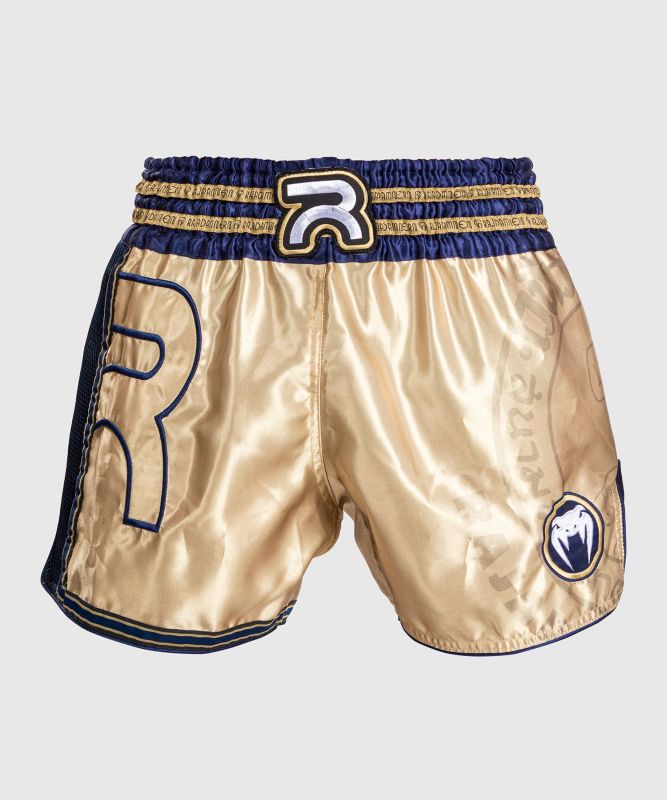 VENUM [ヴェヌム]×RAJADAMNERN　 ムエタイショーツ　ラジャダムナン（サンド） ／ Muay Thai Shorts - Sand 1945年に建設された世界最高峰のナックモエ（ムエタイファイター）の名声と歴史を誇る舞台「ラジャダムナン・ボクシング・スタジアム」とVENUM がコラボレーションしました！ 右太もものサイドのみ表がメッシュ素材となっております。 カラーは「サンド」となっていますが、実際は光沢のあるライトゴールド×ネイビーのカラーです。 ウエストゴム。内側の紐で微調節可能。 素材　：　ポリエステル　100％ タイ製　ハンドメイド 【サイズについてのご注意点】 こちらのVENUM ムエタイショーツは、ファイトショーツとはサイズ感が異なります。 ウエストがゴムとなっておりますがきつめの仕様となっております。 ジャストサイズをご希望でない場合には、ワンサイズ上げてお選びいただく事をおすすめ致します。 また、ハンドメイドにより平置き数値にも商品個々で誤差がある場合がございますので予めご了承ください。 【サイズ】　 XSサイズ：　ウエスト 約72~76cm 、 着丈 約30.5cm Sサイズ：　ウエスト 約77~81cm 、 着丈 約33cm Mサイズ：　ウエスト 約82~86cm 、 着丈 約34.3cm Lサイズ：　ウエスト 約87~91cm 、 着丈 約35cm XLサイズ：　ウエスト 約92~96cm 、 着丈 約38cm ◆14時までのご注文で本日発送！！（土日祝日を除く） 関東・近畿など明日お届け。中国四国地方は明日の午後以降お届け。北海道・沖縄など離陸は2日後となります。 ※最短発送ご希望の場合には日付指定はしないでください。時間指定は承ります！ ◆当店に在庫がある商品です。安心してご注文ください。 ※当店は自社ショップやモールなど複数店舗での出品の在庫を共有しているため、ご注文のタイミングによっては品切れとなる場合がございます。ご了承ください。 まずは当店にて在庫確認を致しご連絡いたします。ご注文後の当店からのご連絡をお待ちください。 ◆当店では交換・返品もできます！ 当店は、サイズが合わないなどお客様理由での返品・交換も受け付けております。 商品がお手元に届いたら、袋を破損しないよう開封し、タグを切り取らずにご試着ください。 サイズが合わない場合には商品到着から7日以内に当店にご連絡いただければご対応をさせて頂きますのでご安心してショッピングをお楽しみください！ ※お客様ご都合での返品・交換は送料はお客様ご負担となります。詳しくは、「返品について」の概要欄をよくお読みください。 ※在庫についてのご注意点 当店では在庫を他ショップ(自社ショップやAmazonなど）と同一管理しておりますため、ご注文のタイミングによっては欠品となる場合もございます。予めご了承ください。 在庫の有無につきましては、ご注文後の当店からの受注完了メールにてご確認頂けますようお願いします。 【VENUM(ヴェヌム)】 フランス発の格闘技ブランド。ファイトショーツ、ドライテックTシャツ、ラッシュガードなどのトレーニングウェア、ボクシンググローブやヘッドギア、シンガードなどの格闘技グッズを展開しています。UFC、RIZINなど世界で活躍するファイターなども多くの選手が愛用。格闘技界では定番のブランドです！ ※こちらは海外製の為、日本製と比較するとプリントのズレ、縫い目のズレ、糸の解れなど若干品質に違いがございますがご了承ください。 ※サイズにつきましては日本製と異なる場合がございます。タグを切り取らずご試着ください。 ※ご希望商品ございましたらリクエストにもできる限りご対応させて頂きます！ 【検索用】 スポーツ 総合格闘技 ボクシング キックボクシング ブラジリアン柔術 MMA UFC グラップリング ムエタイ タイボクシング RIZIN ライジン ラウェイ K-1 Nogi ノーギ レスリング ファイトギア MAZA マザ VENUM REVGEAR レヴギアー レブギアー Hayabusa ハヤブサ はやぶさ UFC オフィシャル 公式 BOXEO TM ボクセオTM TOP BOXER トップボクサー PunchTown パンチタウン Ho-Stile オ・スティーレ オスティーレ Lace N’ Loop レースンループ Grappz グラップズ MonkeyTape モンキーテープ SISU シス FIGHT DENTIST ファイトデンティスト SafeJawz セーフジョーズ Opro オプロ マウスガード MAZAFIGHT マザファイト・オフィシャルグッズ Diamond MMA ダイヤモンドMMA Empire protape エンパイア プロテープ RADIUS ラディウス Fortress Boxing フォートレスボクシング TWINS ツインズ WINDY ウインディ Winiing ウイニング Reebok リーボック adidas アディダス ISAMI イサミ マーシャルワールド ヴェナム ヴェノム ベヌム ベナム ベノム トレーニング 練習用 試合用 遠征 ワークアウト フィットネス ボクササイズ ヨガ ランニング ジョギング 打撃 攻撃 プロ アマチュア 初心者 中級 上級者 男性用 女性用 ユニセックス 男女兼用 中学生 高校生 大人用 誕生日 プレゼント クリスマス バレンタインデー ご褒美 自分用 ファイトグローブ トレーニンググローブ スパーリング S M L XL サイズ メンズ レディース ユニセックス ホワイト ボクシンググローブ フェイクレザー 合皮 合成皮革 ビーガンレザー スキンテックスレザー ビニールレザー フィットネスグローブ トレーニンググローブ スパーリンググローブ サンドバッグ ミット打ち IMPACT インパクト