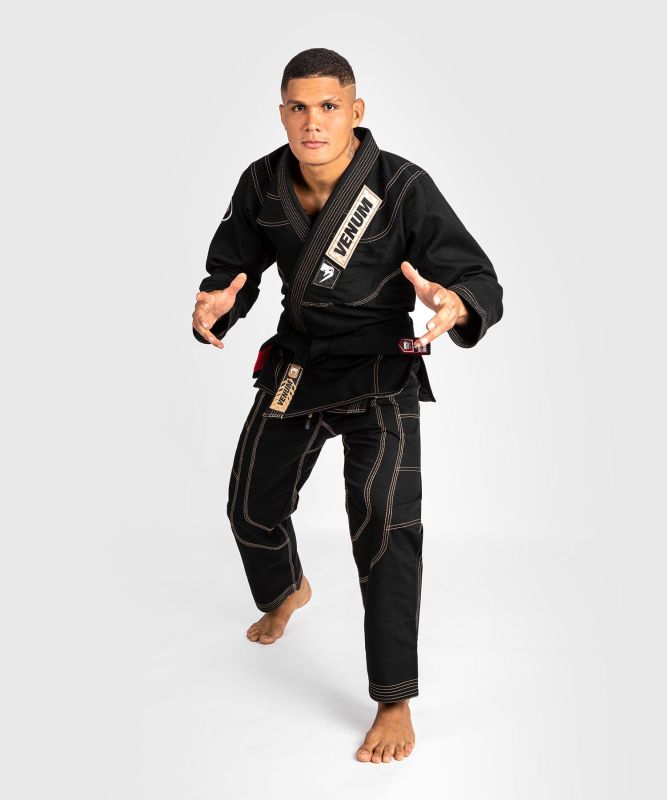 VENUM ブラジリアン柔術着　エリート 4.0（黒） ／ Elite 4.0 BJJ Gi - Black Elite 4.0 ブラジリアン柔術着物は、VENUMの中でも最高峰のシリーズです。 ジャケットは厚手の 450 gsm パール ウェーブ コットンで作られており、耐久性を高めるためにすべての張力点が強化されています。 一方、硬質 EVA フォームカラーは相手のグリップに耐え、最も強力なグリップ（掴み）にも耐えます。 快適で丈夫なこの柔術着は、激しいトレーニングセッションによる磨耗に耐えるように設計。 パンツは 285 gsm のリップストップ生地で作られており、足首、膝、股部分が補強されています。 袖口も補強ステッチにより、優れた耐久性を保ちます。 モノグラム柄の裏地とジャケットの背面のスリートーンのロゴデザインが、ワンランク上のスタイルを加えています。 一方、高品質の反射パッチとコントラストのあるステッチがこの黒い道着を仕上げています。 ●Elite 4.0 は IBJJF 競技会で承認されています。 　試合での使用可能 柔術衣 上下セット　（帯は付いておりません） 素材： ジャケット Pearl Wave Cotton　450 gsm パンツ　リップストップ　285 gsm 【寸法・サイズ】 A0 : 身長 150cm～156cm 　 　上衣　 袖丈（袖口から袖口）146cm 　 　ズボン　丈88.9cm 　　 　 （アパレルサイズ　XS） A1 : 身長 157cm～163cm 　 　上衣　 袖丈（袖口から袖口）152cm 　 　ズボン　丈91.4cm 　 　（アパレルサイズ　S） A1.5 : 身長 164cm～170cm 　　 　上衣　 袖丈（袖口から袖口）157cm 　　 　ズボン　丈96.5cm 　 　（アパレルサイズ　S/M） A2　 : 身長 171cm～177cm 　　 　上衣　 袖丈（袖口から袖口）165cm 　　 　ズボン　丈99.1cm 　　 　（アパレルサイズ　M） A2.5 : 身長 178cm～184cm 　　 　上衣　 袖丈（袖口から袖口）173cm 　　 　ズボン　丈104cm 　　 　（アパレルサイズ　M/L） A3　 :身長 185cm～191cm 　　 　上衣　 袖丈（袖口から袖口）178cm 　　 　ズボン　丈108cm 　　 　（アパレルサイズ　L） A4　 : 身長 192cm～ 　　 　上衣　 袖丈（袖口から袖口）184 cm 　　 　ズボン　丈192cm 　　 　（アパレルサイズ　XL/XXL） ◆14時までのご注文で本日発送！！（土日祝日を除く） 関東・近畿など明日お届け。中国四国地方は明日の午後以降お届け。北海道・沖縄など離陸は2日後となります。 ※最短発送ご希望の場合には日付指定はしないでください。時間指定は承ります！ ◆当店に在庫がある商品です。安心してご注文ください。 ※当店は自社ショップやモールなど複数店舗での出品の在庫を共有しているため、ご注文のタイミングによっては品切れとなる場合がございます。ご了承ください。 まずは当店にて在庫確認を致しご連絡いたします。ご注文後の当店からのご連絡をお待ちください。 ◆当店では交換・返品もできます！ 当店は、サイズが合わないなどお客様理由での返品・交換も受け付けております。 商品がお手元に届いたら、袋を破損しないよう開封し、タグを切り取らずにご試着ください。 サイズが合わない場合には商品到着から7日以内に当店にご連絡いただければご対応をさせて頂きますのでご安心してショッピングをお楽しみください！ ※お客様ご都合での返品・交換は送料はお客様ご負担となります。詳しくは、「返品について」の概要欄をよくお読みください。 ※在庫についてのご注意点 当店では在庫を他ショップ(自社ショップやAmazonなど）と同一管理しておりますため、ご注文のタイミングによっては欠品となる場合もございます。予めご了承ください。 在庫の有無につきましては、ご注文後の当店からの受注完了メールにてご確認頂けますようお願いします。 【VENUM(ヴェヌム)】 フランス発の格闘技ブランド。ファイトショーツ、ドライテックTシャツ、ラッシュガードなどのトレーニングウェア、ボクシンググローブやヘッドギア、シンガードなどの格闘技グッズを展開しています。UFC、RIZINなど世界で活躍するファイターなども多くの選手が愛用。格闘技界では定番のブランドです！ ※こちらは海外製の為、日本製と比較するとプリントのズレ、縫い目のズレ、糸の解れなど若干品質に違いがございますがご了承ください。 ※サイズにつきましては日本製と異なる場合がございます。タグを切り取らずご試着ください。 ※ご希望商品ございましたらリクエストにもできる限りご対応させて頂きます！ 【検索用】 スポーツ 総合格闘技 ボクシング キックボクシング ブラジリアン柔術 MMA UFC グラップリング ムエタイ タイボクシング RIZIN ライジン ラウェイ K-1 Nogi ノーギ レスリング ファイトギア MAZA マザ VENUM REVGEAR レヴギアー レブギアー Hayabusa ハヤブサ はやぶさ UFC オフィシャル 公式 BOXEO TM ボクセオTM TOP BOXER トップボクサー PunchTown パンチタウン Ho-Stile オ・スティーレ オスティーレ Lace N’ Loop レースンループ Grappz グラップズ MonkeyTape モンキーテープ SISU シス FIGHT DENTIST ファイトデンティスト SafeJawz セーフジョーズ Opro オプロ マウスガード MAZAFIGHT マザファイト・オフィシャルグッズ Diamond MMA ダイヤモンドMMA Empire protape エンパイア プロテープ RADIUS ラディウス Fortress Boxing フォートレスボクシング TWINS ツインズ WINDY ウインディ Winiing ウイニング Reebok リーボック adidas アディダス ISAMI イサミ マーシャルワールド ヴェナム ヴェノム ベヌム ベナム ベノム トレーニング 練習用 試合用 遠征 ワークアウト フィットネス ボクササイズ ヨガ ランニング ジョギング 打撃 攻撃 プロ アマチュア 初心者 中級 上級者 男性用 女性用 ユニセックス 男女兼用 中学生 高校生 大人用 誕生日 プレゼント クリスマス バレンタインデー ご褒美 自分用 トレーニングウェア 練習用 試合用 上下セット パッチ ワッペン A1 A1.5 A2 A2.5 A3 ブラック 黒 クロ Black VENUM [ヴェヌム]　BJJ Gi　ブラジリアン柔術着　Elite 4.0 エリート（黒）※帯なし　／　総合格闘技 ブラジリアン柔術 UFC MMA グラップリング 寝技 IBJJF JBJJF柔術着 柔術衣 道着 上下セット ユニフォーム Jiu Jitsu Gi 軽量 トレーニング 練習 試合 A1 A2 A3 メンズ