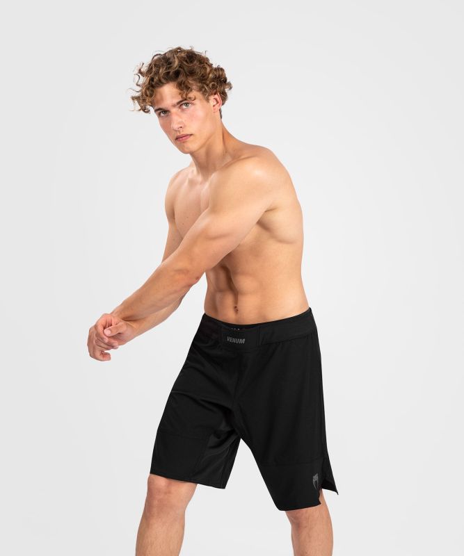 VENUM［ヴェヌム］ ファイトショーツ ジーフィット・エアー（黒） ／ G-Fit Air Fightshorts - Black Venum ジーフィット・エアー ファイトショーツは、激しい格闘技のトレーニングにおすすめの一着。 対戦中でも快適と自由な動きを実現するように設計されています。 動きに合わせて柔らかく柔軟な着心地を提供。 蹴りの可動域を広げるサイドスリット。 軽量で通気性に優れた素材で涼しさを保ちます。 伸縮性のあるウエストバンドにより、組手や、打撃したり、リフティングをしてもショーツがずれることはありません。 【素材】 ポリエステル　100％ ＜お手入れ方法＞ 30°C以下の冷水で、洗濯ネットに入れて洗濯してください。 アイロンをかけたり、タンブル乾燥はしないでください。 S ： 胸囲 96-99 cm　　着丈 約 51.5 cm M ： 胸囲 100-103 cm　　着丈 約 53 cm L ： 胸囲 104-107 cm　　着丈 約 54.5 cm XL ： 胸囲 108-111 cm　　着丈 約 56 cm ◆14時までのご注文で本日発送！！（土日祝日を除く） 関東・近畿など明日お届け。中国四国地方は明日の午後以降お届け。北海道・沖縄など離陸は2日後となります。 ※最短発送ご希望の場合には日付指定はしないでください。時間指定は承ります！ ◆当店に在庫がある商品です。安心してご注文ください。 ※当店は自社ショップやモールなど複数店舗での出品の在庫を共有しているため、ご注文のタイミングによっては品切れとなる場合がございます。ご了承ください。 まずは当店にて在庫確認を致しご連絡いたします。ご注文後の当店からのご連絡をお待ちください。 ◆当店では交換・返品もできます！ 当店は、サイズが合わないなどお客様理由での返品・交換も受け付けております。 商品がお手元に届いたら、袋を破損しないよう開封し、タグを切り取らずにご試着ください。 サイズが合わない場合には商品到着から7日以内に当店にご連絡いただければご対応をさせて頂きますのでご安心してショッピングをお楽しみください！ ※お客様ご都合での返品・交換は送料はお客様ご負担となります。詳しくは、「返品について」の概要欄をよくお読みください。 ※在庫についてのご注意点 当店では在庫を他ショップ(自社ショップやAmazonなど）と同一管理しておりますため、ご注文のタイミングによっては欠品となる場合もございます。予めご了承ください。 在庫の有無につきましては、ご注文後の当店からの受注完了メールにてご確認頂けますようお願いします。 【VENUM(ヴェヌム)】 フランス発の格闘技ブランド。ファイトショーツ、ドライテックTシャツ、ラッシュガードなどのトレーニングウェア、ボクシンググローブやヘッドギア、シンガードなどの格闘技グッズを展開しています。UFC、RIZINなど世界で活躍するファイターなども多くの選手が愛用。格闘技界では定番のブランドです！ ※こちらは海外製の為、日本製と比較するとプリントのズレ、縫い目のズレ、糸の解れなど若干品質に違いがございますがご了承ください。 ※サイズにつきましては日本製と異なる場合がございます。タグを切り取らずご試着ください。 ※ご希望商品ございましたらリクエストにもできる限りご対応させて頂きます！ 【検索用】 スポーツ 総合格闘技 ボクシング キックボクシング ブラジリアン柔術 MMA UFC グラップリング ムエタイ タイボクシング RIZIN ライジン ラウェイ K-1 Nogi ノーギ レスリング ファイトギア MAZA マザ VENUM REVGEAR レヴギアー レブギアー Hayabusa ハヤブサ はやぶさ UFC オフィシャル 公式 BOXEO TM ボクセオTM TOP BOXER トップボクサー PunchTown パンチタウン Ho-Stile オ・スティーレ オスティーレ Lace N’ Loop レースンループ Grappz グラップズ MonkeyTape モンキーテープ SISU シス FIGHT DENTIST ファイトデンティスト SafeJawz セーフジョーズ Opro オプロ マウスガード MAZAFIGHT マザファイト・オフィシャルグッズ Diamond MMA ダイヤモンドMMA Empire protape エンパイア プロテープ RADIUS ラディウス Fortress Boxing フォートレスボクシング TWINS ツインズ WINDY ウインディ Winiing ウイニング Reebok リーボック adidas アディダス ISAMI イサミ マーシャルワールド ヴェナム ヴェノム ベヌム ベナム ベノム トレーニング 練習用 試合用 遠征 ワークアウト フィットネス ボクササイズ ヨガ ランニング ジョギング 打撃 攻撃 プロ アマチュア 初心者 中級 上級者 男性用 女性用 ユニセックス 男女兼用 中学生 高校生 大人用 誕生日 プレゼント クリスマス バレンタインデー ご褒美 自分用 XXSサイズ XSサイズ Sサイズ Mサイズ Lサイズ XLサイズ XXLサイズ アパレル メンズファッション トレーニングウェア ランニングウェア フィットネスウェア 練習着 ウォーミングアップ ウォームアップウェア 準備運動 スポーツウェア ボクシングウェア VENUM [ヴェヌム]　ファイトショーツ　ジーフィット・エアー（黒）／ G-Fit Air Fightshorts - Black　／　正規品 ファイトパンツ ボクシングショーツ ボクシングパンツ トレーニングウェア 試合 練習 アクティブショーツ ボトムス ユニフォーム メンズ レディース