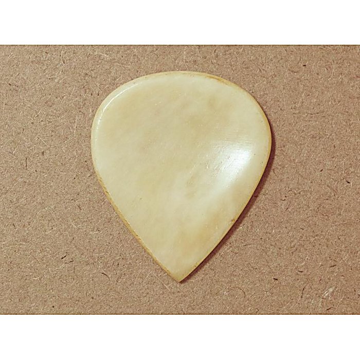 Animals Pedal(アニマルズペダル) / Wild Picks (BB-TD-D-WH-S) Buffalo Bone Tear Drop Dent White Smallの事ならフレンズにご相談ください。 Animals Pedal(アニマルズペダル) / Wild Picks (BB-TD-D-WH-S) Buffalo Bone Tear Drop Dent White Smallの特長！Animals Pedal Wild Picks Animals Pedal(アニマルズペダル) / Wild Picks (BB-TD-D-WH-S) Buffalo Bone Tear Drop Dent White Smallのココが凄い！水牛の骨を素材としたティアドロップピック。弦とのなじみやすさと自然な響きが特徴で、リードプレイや速いプレイに向いています。手作業製造のため1枚ごとに外観や厚みが異なります。手頃な価格帯で、天然素材ならではの特性を試してみたい方に適した商品です。 Animals Pedal(アニマルズペダル) / Wild Picks (BB-TD-D-WH-S) Buffalo Bone Tear Drop Dent White Smallのメーカー説明 Animals Pedal / Wild Picks　Buffalo Bone Tear Drop Dent White Small ティアドロップ スモール 2.5mm BB-TD-D-WH-Sアニマルズペダル / ワイルドピックスバッファローボーンティアドロップデントホワイトスモールWild Picks　Buffalo Bone Tear Drop Dent White Smallは、水牛の骨を素材としたティアドロップシェイプのピックです。小振りで持ちやすいサイズとなっており、コードよりもリードや速いプレイに向いたスタイルです。牛骨はギターやベースのナットやアコースティックギターのサドルやエンドピンなどに使われる素材で、ギターの弦とも相性がよく、自然な響きを作ります。中でも水牛の骨は密度が高い部位が多いことで知られています。弦のすべりは良く、指は滑りにくい、天然素材ならではの特性を持ちます。さらにピック側面には親指がぴったりとおさまるくぼみが設けられ、より安定したピッキングが可能。小振りでスタンダードなティアドロップシェイプ。2.5mm厚で歯切れのよい Animals Pedal(アニマルズペダル) / Wild Picks (BB-TD-D-WH-S) Buffalo Bone Tear Drop Dent White Smallの仕様 素材：水牛の骨シェイプ：ティアドロップサイズ：スモール（横幅最大23.5mm、縦幅最大29mm）厚み：2.5mm特徴：ピック側面に親指がおさまるくぼみあり 全て新品。ケーブル・消耗品以外メーカー1年保証書付のでご安心してお買いもの頂けます。Animals Pedal(アニマルズペダル) / Wild Picks (BB-TD-D-WH-S) Buffalo Bone Tear Drop Dent White Smallの事ならフレンズにご相談ください。 Animals Pedal(アニマルズペダル) / Wild Picks (BB-TD-D-WH-S) Buffalo Bone Tear Drop Dent White Smallの特長！Animals Pedal Wild Picks Animals Pedal(アニマルズペダル) / Wild Picks (BB-TD-D-WH-S) Buffalo Bone Tear Drop Dent White Smallのココが凄い！水牛の骨を素材としたティアドロップピック。弦とのなじみやすさと自然な響きが特徴で、リードプレイや速いプレイに向いています。手作業製造のため1枚ごとに外観や厚みが異なります。手頃な価格帯で、天然素材ならではの特性を試してみたい方に適した商品です。 Animals Pedal(アニマルズペダル) / Wild Picks (BB-TD-D-WH-S) Buffalo Bone Tear Drop Dent White Smallのメーカー説明 Animals Pedal / Wild Picks　Buffalo Bone Tear Drop Dent White Small ティアドロップ スモール 2.5mm BB-TD-D-WH-Sアニマルズペダル / ワイルドピックスバッファローボーンティアドロップデントホワイトスモールWild Picks　Buffalo Bone Tear Drop Dent White Smallは、水牛の骨を素材としたティアドロップシェイプのピックです。小振りで持ちやすいサイズとなっており、コードよりもリードや速いプレイに向いたスタイルです。牛骨はギターやベースのナットやアコースティックギターのサドルやエンドピンなどに使われる素材で、ギターの弦とも相性がよく、自然な響きを作ります。中でも水牛の骨は密度が高い部位が多いことで知られています。弦のすべりは良く、指は滑りにくい、天然素材ならではの特性を持ちます。さらにピック側面には親指がぴったりとおさまるくぼみが設けられ、より安定したピッキングが可能。小振りでスタンダードなティアドロップシェイプ。2.5mm厚で歯切れのよいサウンドが特徴です。サイズ：横幅最大23.5mm、縦幅最大29mm※Wild Picksは自然の素材を用いて手作業で制作しているピックです。素材の質感を活かし、手作業で制作している Animals Pedal(アニマルズペダル) / Wild Picks (BB-TD-D-WH-S) Buffalo Bone Tear Drop Dent White Smallの仕様 素材：水牛の骨シェイプ：ティアドロップサイズ：スモール（横幅最大23.5mm、縦幅最大29mm）厚み：2.5mm特徴：ピック側面に親指がおさまるくぼみあり 全て新品。ケーブル・消耗品以外メーカー1年保証書付のでご安心してお買いもの頂けます。