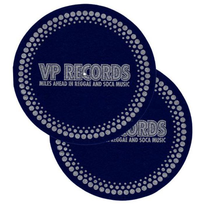 VP RECORDS / S1015-302-30の事ならフレンズにご相談ください。VP RECORDS / S1015-302-30セット商品一覧Blue" >BlueBlack" >BlackGrey" >GreyRed" >Red VP RECORDS / S1015-302-30の特長！VPターンテーブルフェルトマット VP RECORDS / S1015-302-30のココが凄い！オーディオマニアは、ターンテーブルのグリップと静電気防止用フェルトマットの価値を知っています。DJ用ターンテーブルのスリップマットは必要ないかもしれませんが、高品質のフェルトマットは、レコードプレーヤーのハイファイを確実に聴かせてくれます。また、レコードを再生していないときにも、フェルトのレコードマットはテーブルにユニークな表情を与えてくれます。 VP RECORDS / S1015-302-30のメーカー説明 こちらのアパレルブランドは、老舗レコードレーベルのVPレコードが手がけるブランドとなっています。単なるプリント物では無く、ボディーや素材にも拘るぬいたアパレルラインです。VPレコードのプロフィールVPレコードは、ニューヨーク市クイーンズ区ジャマイカを拠点に、レゲエ音楽業界のパイオニアとして活動しています。レゲエからダンスホール、ソカまで、VPレコードはカリビアンミュージックの全領域をカバーする唯一のレコードレーベルです。30年以上にわたって、VPはそのルーツに忠実であり続け、ストリートのサウンドに追いつくために迅速に動きながら、常にコアなオーディエンスにサービスを提供しています。さらに、ショーン・ポール、ウェイン・ワンダー、エレファント・マン、ジプシャンといったアーティストの国際的な成功により、レゲエ、ダンスホール、ソカに対する需要が新たな高みに達する中、カリブ文化を世界の主流に紹介する足場を広げている。すべては50年以上前、レゲエのパイオニアであるヴィンセント・チンとその妻パトリシア（二人のイニシャルが「VP」の由来）が、彼らの故郷であるジャマイカのキングストンで始めたことでした。チン氏は、島中のバーでジュークボックスのメンテナンスをしていて、初めて音楽ビジネスの経験をしました。このとき、彼のクリエイティブで進取の気性は VP RECORDS / S1015-302-30の仕様 ターンテーブル用帯電防止フェルトマット 2枚入りアイテムサイズ：12インチ色展開：ブラック、グレー、レッド、ブルーVP RECORDS / S1015-302-30の事ならフレンズにご相談ください。 VP RECORDS / S1015-302-30の特長！VPターンテーブルフェルトマット VP RECORDS / S1015-302-30のココが凄い！オーディオマニアは、ターンテーブルのグリップと静電気防止用フェルトマットの価値を知っています。DJ用ターンテーブルのスリップマットは必要ないかもしれませんが、高品質のフェルトマットは、レコードプレーヤーのハイファイを確実に聴かせてくれます。また、レコードを再生していないときにも、フェルトのレコードマットはテーブルにユニークな表情を与えてくれます。 VP RECORDS / S1015-302-30のメーカー説明 こちらのアパレルブランドは、老舗レコードレーベルのVPレコードが手がけるブランドとなっています。単なるプリント物では無く、ボディーや素材にも拘るぬいたアパレルラインです。VPレコードのプロフィールVPレコードは、ニューヨーク市クイーンズ区ジャマイカを拠点に、レゲエ音楽業界のパイオニアとして活動しています。レゲエからダンスホール、ソカまで、VPレコードはカリビアンミュージックの全領域をカバーする唯一のレコードレーベルです。30年以上にわたって、VPはそのルーツに忠実であり続け、ストリートのサウンドに追いつくために迅速に動きながら、常にコアなオーディエンスにサービスを提供しています。さらに、ショーン・ポール、ウェイン・ワンダー、エレファント・マン、ジプシャンといったアーティストの国際的な成功により、レゲエ、ダンスホール、ソカに対する需要が新たな高みに達する中、カリブ文化を世界の主流に紹介する足場を広げている。すべては50年以上前、レゲエのパイオニアであるヴィンセント・チンとその妻パトリシア（二人のイニシャルが「VP」の由来）が、彼らの故郷であるジャマイカのキングストンで始めたことでした。チン氏は、島中のバーでジュークボックスのメンテナンスをしていて、初めて音楽ビジネスの経験をしました。このとき、彼のクリエイティブで進取の気性は VP RECORDS / S1015-302-30の仕様 ターンテーブル用帯電防止フェルトマット 2枚入りアイテムサイズ：12インチ色展開：ブラック、グレー、レッド、ブルー