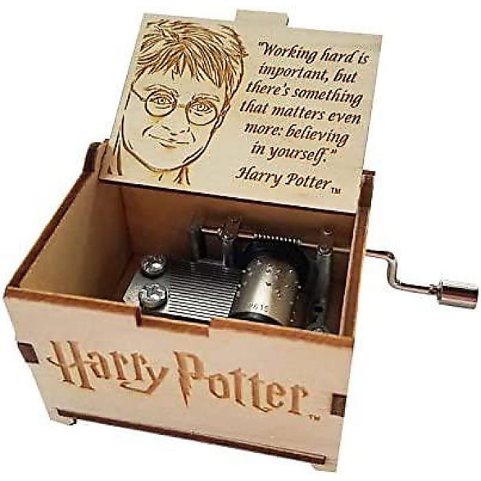 TheLaser'sEdge / Harry Potter Mini Music Box_Q06の事ならフレンズにご相談ください。TheLaser'sEdge / Harry Potter Mini Music Box_Q06セット商品一覧ダンブルドア1ダンブルドア2ハリーポッター1ハリーポッター2ハーマイオニーロンスネイプシリウス・ブラック1シリウス・ブラック2ルーナスタンダードカスタマイズ TheLaser'sEdge / Harry Potter Mini Music Box_Q06の特長！ハリーポッター ミニオルゴール TheLaser'sEdge / Harry Potter Mini Music Box_Q06のココが凄い！ハリーポッター ミニオルゴール TheLaser'sEdge / Harry Potter Mini Music Box_Q06のメーカー説明 子供の手のひらに簡単に収まるほど(クレジットカードのサイズ！)小さいミニオルゴールです。ハンドルを回している間だけ曲が流れます。誕生日、記念日、結婚式、母の日、クリスマス、父の日、バレンタインデーなどに最適なプレゼントです。 TheLaser'sEdge / Harry Potter Mini Music Box_Q06の仕様 サイズ：約 6.4cm x 約 5.1cm x 約 4.4cmアメリカ製TheLaser'sEdge / Harry Potter Mini Music Box_Q06の事ならフレンズにご相談ください。 TheLaser'sEdge / Harry Potter Mini Music Box_Q06の特長！ハリーポッター ミニオルゴール TheLaser'sEdge / Harry Potter Mini Music Box_Q06のココが凄い！ハリーポッター ミニオルゴール TheLaser'sEdge / Harry Potter Mini Music Box_Q06のメーカー説明 子供の手のひらに簡単に収まるほど(クレジットカードのサイズ！)小さいミニオルゴールです。ハンドルを回している間だけ曲が流れます。誕生日、記念日、結婚式、母の日、クリスマス、父の日、バレンタインデーなどに最適なプレゼントです。 TheLaser'sEdge / Harry Potter Mini Music Box_Q06の仕様 サイズ：約 6.4cm x 約 5.1cm x 約 4.4cmアメリカ製