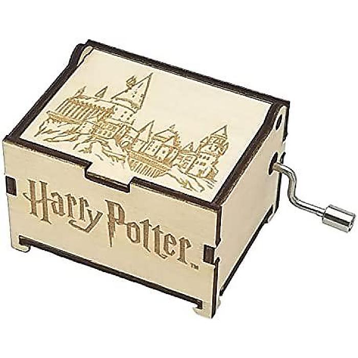 TheLaser'sEdge / Harry Potter Mini Music Box_Standardの事ならフレンズにご相談ください。TheLaser'sEdge / Harry Potter Mini Music Box_Standardセット商品一覧ダンブルドア1ダンブルドア2ハリーポッター1ハリーポッター2ハーマイオニーロンスネイプシリウス・ブラック1シリウス・ブラック2ルーナスタンダードカスタマイズ TheLaser'sEdge / Harry Potter Mini Music Box_Standardの特長！ハリーポッター ミニオルゴール TheLaser'sEdge / Harry Potter Mini Music Box_Standardのココが凄い！お好きなメッセージを入れてカスタマイズすることが可能です！※1-5行目に入れる英数字(各24文字以内)を備考欄に記載ください。 TheLaser'sEdge / Harry Potter Mini Music Box_Standardのメーカー説明 子供の手のひらに簡単に収まるほど(クレジットカードのサイズ！)小さいミニオルゴールです。ハンドルを回している間だけ曲が流れます。誕生日、記念日、結婚式、母の日、クリスマス、父の日、バレンタインデーなどに最適なプレゼントです。 TheLaser'sEdge / Harry Potter Mini Music Box_Standardの仕様 サイズ：約 6.4cm x 約 5.1cm x 約 4.4cmアメリカ製TheLaser'sEdge / Harry Potter Mini Music Box_Standardの事ならフレンズにご相談ください。 TheLaser'sEdge / Harry Potter Mini Music Box_Standardの特長！ハリーポッター ミニオルゴール TheLaser'sEdge / Harry Potter Mini Music Box_Standardのココが凄い！お好きなメッセージを入れてカスタマイズすることが可能です！※1-5行目に入れる英数字(各24文字以内)を備考欄に記載ください。 TheLaser'sEdge / Harry Potter Mini Music Box_Standardのメーカー説明 子供の手のひらに簡単に収まるほど(クレジットカードのサイズ！)小さいミニオルゴールです。ハンドルを回している間だけ曲が流れます。誕生日、記念日、結婚式、母の日、クリスマス、父の日、バレンタインデーなどに最適なプレゼントです。 TheLaser'sEdge / Harry Potter Mini Music Box_Standardの仕様 サイズ：約 6.4cm x 約 5.1cm x 約 4.4cmアメリカ製