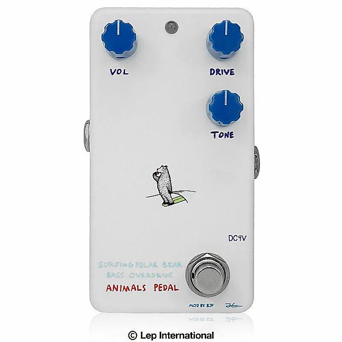 Animals Pedal(アニマルズペダル) / SURFING POLAR BEAR BASS OVERDRIVE MOD BY BJFの事ならフレンズにご相談ください。 Animals Pedal(アニマルズペダル) / SURFING POLAR BEAR BASS OVERDRIVE MOD BY BJFの特長！ベースオーバードライブ Animals Pedal(アニマルズペダル) / SURFING POLAR BEAR BASS OVERDRIVE MOD BY BJFのココが凄い！【Animals Pedal】足元に置かれるペダルにもとことんこだわりたい。Animals Pedalは、スタンダード、かつ本格的なエフェクターを制作しています。シンプルな操作と分かりやすい効果で、初めてのエフェクターとしても安心してお使いいただけます。 Animals Pedal(アニマルズペダル) / SURFING POLAR BEAR BASS OVERDRIVE MOD BY BJFのメーカー説明 楽曲の中で、ベースの音色が浮いてしまう、特に激しいサウンドにベースが上手く合わないと感じることがあるかもしれません。ベースを歪ませる。ファズのような激しい歪みではなく、あくまでもクリーンなベーストーンの範囲でバンドサウンドに合わせるなら、軽めのゲインを持つオーバードライブを適切に使うことが重要です。Animals Pedalの人気オーバードライブペダル、SURFING BEAR OVERDRIVEを元に、鬼才エフェクトビルダー、BJFの手を借りて極上のベース用オーバードライブを完成させた、それがまさにSURFING POLAR BEAR BASS OVERDRIVE MOD BY BJFです。60年代や70年代のクラシックなベースアンプを歪ませたサウンドを作るだけでなく、現代のエレキベースがリズムギターとユニゾンでプレイしてダブリング効果を生む際にも有効です。プレイのダイナミクスに高く応答するだけでなく、クリーンとオーバードライブを手元で行き来するようにプレイできます。ソフトなプレイではクリーン、ハードなプレイではオーバードライブを作ります。 Animals Pedal(アニマルズペダル) / SURFING POLAR BEAR BASS OVERDRIVE MOD BY BJFの仕様 ●スペック消費電流：4mAインプットインピーダンス：330Kアウトプットインピーダンス：50Kサイズ(WxDxH)：64 x 112 x 50mm (突起含む)重量：383g※電池をご使用になる際、エフェクターを保管する時は電池の消耗を抑えるためにインプットジャックからプラグを抜いておいてください。また、長期間ご使用にならない際は電池を外して保管してください。 全て新品。ケーブル・消耗品以外メーカー1年保証書付のでご安心してお買いもの頂けます。Animals Pedal(アニマルズペダル) / SURFING POLAR BEAR BASS OVERDRIVE MOD BY BJFの事ならフレンズにご相談ください。 Animals Pedal(アニマルズペダル) / SURFING POLAR BEAR BASS OVERDRIVE MOD BY BJFの特長！ベースオーバードライブ Animals Pedal(アニマルズペダル) / SURFING POLAR BEAR BASS OVERDRIVE MOD BY BJFのココが凄い！【Animals Pedal】足元に置かれるペダルにもとことんこだわりたい。Animals Pedalは、スタンダード、かつ本格的なエフェクターを制作しています。シンプルな操作と分かりやすい効果で、初めてのエフェクターとしても安心してお使いいただけます。 Animals Pedal(アニマルズペダル) / SURFING POLAR BEAR BASS OVERDRIVE MOD BY BJFのメーカー説明 楽曲の中で、ベースの音色が浮いてしまう、特に激しいサウンドにベースが上手く合わないと感じることがあるかもしれません。ベースを歪ませる。ファズのような激しい歪みではなく、あくまでもクリーンなベーストーンの範囲でバンドサウンドに合わせるなら、軽めのゲインを持つオーバードライブを適切に使うことが重要です。Animals Pedalの人気オーバードライブペダル、SURFING BEAR OVERDRIVEを元に、鬼才エフェクトビルダー、BJFの手を借りて極上のベース用オーバードライブを完成させた、それがまさにSURFING POLAR BEAR BASS OVERDRIVE MOD BY BJFです。60年代や70年代のクラシックなベースアンプを歪ませたサウンドを作るだけでなく、現代のエレキベースがリズムギターとユニゾンでプレイしてダブリング効果を生む際にも有効です。プレイのダイナミクスに高く応答するだけでなく、クリーンとオーバードライブを手元で行き来するようにプレイできます。ソフトなプレイではクリーン、ハードなプレイではオーバードライブを作ります。帯域はもちろん歪みの質感やベースとして重要な音程をしっかりと感じさせる芯の強さ、それらが美しく交わるトーン。いつまでもONにしておきたくなるような高い質感を持ち、ベースとしてプレイの表情もきちん Animals Pedal(アニマルズペダル) / SURFING POLAR BEAR BASS OVERDRIVE MOD BY BJFの仕様 ●スペック消費電流：4mAインプットインピーダンス：330Kアウトプットインピーダンス：50Kサイズ(WxDxH)：64 x 112 x 50mm (突起含む)重量：383g※電池をご使用になる際、エフェクターを保管する時は電池の消耗を抑えるためにインプットジャックからプラグを抜いておいてください。また、長期間ご使用にならない際は電池を外して保管してください。 全て新品。ケーブル・消耗品以外メーカー1年保証書付のでご安心してお買いもの頂けます。