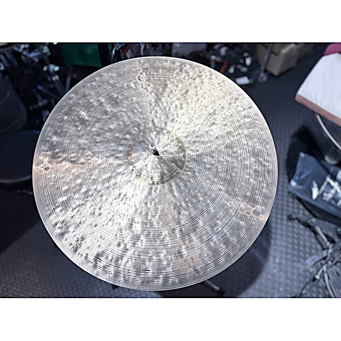 Istanbul/Agop(イスタンブール/アゴップ) / の事ならフレンズにご相談ください。 Istanbul/Agop(イスタンブール/アゴップ) / の特長！Istanbul Agop 30th Istanbul/Agop(イスタンブール/アゴップ) / のココが凄い！Istanbul Agop社の30周年記念モデル。シンバル製造の原点に立ち返り、熟練クラフトマンによる伝統的な手法で手作業によるベル成形を行っています。ヴィンテージサウンドの再現を目指した高難度の製作プロセスが特徴。14万円台の高価格帯に位置する記念モデルです。 Istanbul/Agop(イスタンブール/アゴップ) / のメーカー説明 イスタンブール・アゴップ30周年記念モデルは、それぞれ独特な手作業によりベルを成形しており原点に戻っています。このシリーズを開発するにあたり、シンバルが持つ歴史と同様、アゴップ社自身の歴史を祝福することを目的としていました。当初のアプローチを再現することで、シンバル独自のサウンドと力強さが、唯一の楽器としての可能性を持ち得ることを証明することとなりました。伝統的な手法の中でも難易度の高い熟練したクラフトマンたちによるヴィンテージサウンドの再現です。 Istanbul/Agop(イスタンブール/アゴップ) / の仕様 サイズ：22”ウエイト：2346g 全て新品。ケーブル・消耗品以外メーカー1年保証書付のでご安心してお買いもの頂けます。Istanbul/Agop(イスタンブール/アゴップ) / の事ならフレンズにご相談ください。 Istanbul/Agop(イスタンブール/アゴップ) / の特長！Istanbul Agop 30th Istanbul/Agop(イスタンブール/アゴップ) / のココが凄い！Istanbul Agop社の30周年記念モデル。シンバル製造の原点に立ち返り、熟練クラフトマンによる伝統的な手法で手作業によるベル成形を行っています。ヴィンテージサウンドの再現を目指した高難度の製作プロセスが特徴。14万円台の高価格帯に位置する記念モデルです。 Istanbul/Agop(イスタンブール/アゴップ) / のメーカー説明 イスタンブール・アゴップ30周年記念モデルは、それぞれ独特な手作業によりベルを成形しており原点に戻っています。このシリーズを開発するにあたり、シンバルが持つ歴史と同様、アゴップ社自身の歴史を祝福することを目的としていました。当初のアプローチを再現することで、シンバル独自のサウンドと力強さが、唯一の楽器としての可能性を持ち得ることを証明することとなりました。伝統的な手法の中でも難易度の高い熟練したクラフトマンたちによるヴィンテージサウンドの再現です。 Istanbul/Agop(イスタンブール/アゴップ) / の仕様 サイズ：22”ウエイト：2346g 全て新品。ケーブル・消耗品以外メーカー1年保証書付のでご安心してお買いもの頂けます。