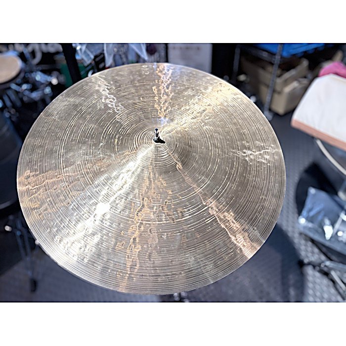 Istanbul/Agop(イスタンブール/アゴップ) / の事ならフレンズにご相談ください。 Istanbul/Agop(イスタンブール/アゴップ) / の特長！Istanbul Agop 20" 30周年 ライド Istanbul/Agop(イスタンブール/アゴップ) / のココが凄い！Istanbul Agop30周年記念の特別モデル。伝統的な手法を用いた熟練クラフトマンによる製作で、ヴィンテージサウンドの再現を実現。高価格帯の商品で、歴史あるメーカーの記念モデルとしての価値を備えています。 Istanbul/Agop(イスタンブール/アゴップ) / のメーカー説明 イスタンブール・アゴップ30周年記念モデルは、それぞれ独特な手作業によりベルを成形しており原点に戻っています。このシリーズを開発するにあたり、シンバルが持つ歴史と同様、アゴップ社自身の歴史を祝福することを目的としていました。当初のアプローチを再現することで、シンバル独自のサウンドと力強さが、唯一の楽器としての可能性を持ち得ることを証明することとなりました。伝統的な手法の中でも難易度の高い熟練したクラフトマンたちによるヴィンテージサウンドの再現です。 Istanbul/Agop(イスタンブール/アゴップ) / の仕様 サイズ：20”ウエイト：1880g 全て新品。ケーブル・消耗品以外メーカー1年保証書付のでご安心してお買いもの頂けます。Istanbul/Agop(イスタンブール/アゴップ) / の事ならフレンズにご相談ください。 Istanbul/Agop(イスタンブール/アゴップ) / の特長！Istanbul Agop 20" 30周年 ライド Istanbul/Agop(イスタンブール/アゴップ) / のココが凄い！Istanbul Agop30周年記念の特別モデル。伝統的な手法を用いた熟練クラフトマンによる製作で、ヴィンテージサウンドの再現を実現。高価格帯の商品で、歴史あるメーカーの記念モデルとしての価値を備えています。 Istanbul/Agop(イスタンブール/アゴップ) / のメーカー説明 イスタンブール・アゴップ30周年記念モデルは、それぞれ独特な手作業によりベルを成形しており原点に戻っています。このシリーズを開発するにあたり、シンバルが持つ歴史と同様、アゴップ社自身の歴史を祝福することを目的としていました。当初のアプローチを再現することで、シンバル独自のサウンドと力強さが、唯一の楽器としての可能性を持ち得ることを証明することとなりました。伝統的な手法の中でも難易度の高い熟練したクラフトマンたちによるヴィンテージサウンドの再現です。 Istanbul/Agop(イスタンブール/アゴップ) / の仕様 サイズ：20”ウエイト：1880g 全て新品。ケーブル・消耗品以外メーカー1年保証書付のでご安心してお買いもの頂けます。