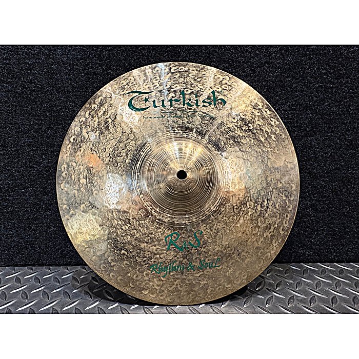 TURKISH(ターキッシュ) / RS-14Hの事ならフレンズにご相談ください。 TURKISH(ターキッシュ) / RS-14Hの特長！TURKISH D525002479 14インチシンバル TURKISH(ターキッシュ) / RS-14Hのココが凄い！ターキッシュ製の14インチシンバル。ダークトーンで、ピング音が特徴。整理された高域と豊かな低域のバランスが表現されている。7万円台の中位価格帯の製品。 TURKISH(ターキッシュ) / RS-14Hのメーカー説明 ターキーなピング音でダークトーン。程よく整理された高域と、どっしり豊かな低域が特徴的な製品です。サイズ：14インチ TURKISH(ターキッシュ) / RS-14Hの仕様 サイズ：14インチ 全て新品。ケーブル・消耗品以外メーカー1年保証書付のでご安心してお買いもの頂けます。TURKISH(ターキッシュ) / RS-14Hの事ならフレンズにご相談ください。 TURKISH(ターキッシュ) / RS-14Hの特長！TURKISH D525002479 14インチシンバル TURKISH(ターキッシュ) / RS-14Hのココが凄い！ターキッシュ製の14インチシンバル。ダークトーンで、ピング音が特徴。整理された高域と豊かな低域のバランスが表現されている。7万円台の中位価格帯の製品。 TURKISH(ターキッシュ) / RS-14Hのメーカー説明 ターキーなピング音でダークトーン。程よく整理された高域と、どっしり豊かな低域が特徴的な製品です。サイズ：14インチ TURKISH(ターキッシュ) / RS-14Hの仕様 サイズ：14インチ 全て新品。ケーブル・消耗品以外メーカー1年保証書付のでご安心してお買いもの頂けます。