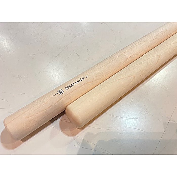 一彩(イッサイ)(イッサイ) / MODEL-Aの事ならフレンズにご相談ください。 一彩(イッサイ)(イッサイ) / MODEL-Aの特長！Issai D541000361 長胴太鼓用バチ 一彩(イッサイ)(イッサイ) / MODEL-Aのココが凄い！一彩氏プロデュースの長胴太鼓用バチ。メイプル材の滑りやすさに対応した滑り止め加工を施しており、クリアでタイトな音を求める奏者向け。中位価格帯で、長胴太鼓の音質改善を図りたい方に適した選択肢。 一彩(イッサイ)(イッサイ) / MODEL-Aのメーカー説明 【太鼓パフォーマー】一彩氏プロデュースの太鼓バチ！Model-A長胴太鼓向けのバチです！丸い印象になってしまう太鼓の音をクリアでタイトな音にしたいあなたへ！メイプル材も弱点である滑りやすさをカバーするために持ち手側に滑り止め加工を施しています!・太さ:22mm・長さ:400mm・材質:メイプル材 一彩(イッサイ)(イッサイ) / MODEL-Aの仕様 対応機種：長胴太鼓太さ：22mm長さ：400mm材質：メイプル材特徴：滑り止め加工付き 全て新品。ケーブル・消耗品以外メーカー1年保証書付のでご安心してお買いもの頂けます。一彩(イッサイ)(イッサイ) / MODEL-Aの事ならフレンズにご相談ください。 一彩(イッサイ)(イッサイ) / MODEL-Aの特長！Issai D541000361 長胴太鼓用バチ 一彩(イッサイ)(イッサイ) / MODEL-Aのココが凄い！一彩氏プロデュースの長胴太鼓用バチ。メイプル材の滑りやすさに対応した滑り止め加工を施しており、クリアでタイトな音を求める奏者向け。中位価格帯で、長胴太鼓の音質改善を図りたい方に適した選択肢。 一彩(イッサイ)(イッサイ) / MODEL-Aのメーカー説明 【太鼓パフォーマー】一彩氏プロデュースの太鼓バチ！Model-A長胴太鼓向けのバチです！丸い印象になってしまう太鼓の音をクリアでタイトな音にしたいあなたへ！メイプル材も弱点である滑りやすさをカバーするために持ち手側に滑り止め加工を施しています!・太さ:22mm・長さ:400mm・材質:メイプル材 一彩(イッサイ)(イッサイ) / MODEL-Aの仕様 対応機種：長胴太鼓太さ：22mm長さ：400mm材質：メイプル材特徴：滑り止め加工付き 全て新品。ケーブル・消耗品以外メーカー1年保証書付のでご安心してお買いもの頂けます。