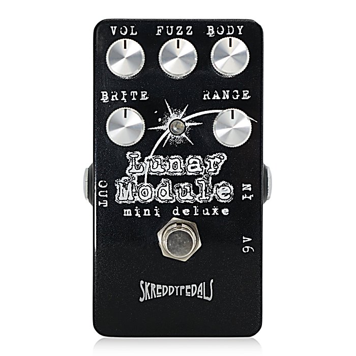 Skreddy Pedals(スクレディペダルズ) / Lunar Module Mini Deluxeの事ならフレンズにご相談ください。 Skreddy Pedals(スクレディペダルズ) / Lunar Module Mini Deluxeの特長！Skreddy Pedals Lunar Module Skreddy Pedals(スクレディペダルズ) / Lunar Module Mini Deluxeのココが凄い！カリフォルニアのSkreddy Pedalsによるハンドメイド製造のシリコンファズペダル。60年代から70年代初期のクラシックなファズトーンを再現しながら、コントロール幅の広さとノイズの少なさを実現。高価格帯の製品だが、世界中で高く評価されている。全工程手作業のため、色ムラなどが生じる場合がある。 Skreddy Pedals(スクレディペダルズ) / Lunar Module Mini Deluxeのメーカー説明 Skreddy Pedals / Lunar Module Mini Deluxeスクレディペダルズ / ルナモジュールミニデラックスEdgy and Aggressive Silicon Fuzz70年代初期の素晴らしいギターソロに使われたファズの音を聴いたことがあるでしょうか。Lunar Moduleはその音を実現することだけを考えてデザインされたペダルです。このペダルの「ビンテージ」ファズトーンを一度弾けば当時の私の感動を分かって貰えるはずです。 シリコンファズにありがちな厚みがなくトゲトゲしい音とは異なり、Lunar Moduleは密度が濃くダークなトーンを得ることができます。60年代から70年代初期にかけてのクラシックなファズトーンを持ちながら、よりコントロールの幅が広く、ノイズが少なくなっています。トランジスタは2個から3個に増やし、ゲインの前段でのベースコントロールとゲインの後段のトレブルコントロールにより結果として幅広い音作りが可能なペダルになりました。 電源はDC9Vセンターマイナスアダプター（EPA-200 Skreddy Pedals(スクレディペダルズ) / Lunar Module Mini Deluxeの仕様 型番：Lunar Module Mini Deluxe電源：DC9V センターマイナスアダプター（EPA-2000推奨）または9V電池バイパス：トゥルーバイパスコントロール：ベースコントロール（ゲイン前段）、トレブルコントロール（ゲイン後段） 全て新品。ケーブル・消耗品以外メーカー1年保証書付のでご安心してお買いもの頂けます。Skreddy Pedals(スクレディペダルズ) / Lunar Module Mini Deluxeの事ならフレンズにご相談ください。 Skreddy Pedals(スクレディペダルズ) / Lunar Module Mini Deluxeの特長！Skreddy Pedals Lunar Module Skreddy Pedals(スクレディペダルズ) / Lunar Module Mini Deluxeのココが凄い！カリフォルニアのSkreddy Pedalsによるハンドメイド製造のシリコンファズペダル。60年代から70年代初期のクラシックなファズトーンを再現しながら、コントロール幅の広さとノイズの少なさを実現。高価格帯の製品だが、世界中で高く評価されている。全工程手作業のため、色ムラなどが生じる場合がある。 Skreddy Pedals(スクレディペダルズ) / Lunar Module Mini Deluxeのメーカー説明 Skreddy Pedals / Lunar Module Mini Deluxeスクレディペダルズ / ルナモジュールミニデラックスEdgy and Aggressive Silicon Fuzz70年代初期の素晴らしいギターソロに使われたファズの音を聴いたことがあるでしょうか。Lunar Moduleはその音を実現することだけを考えてデザインされたペダルです。このペダルの「ビンテージ」ファズトーンを一度弾けば当時の私の感動を分かって貰えるはずです。 シリコンファズにありがちな厚みがなくトゲトゲしい音とは異なり、Lunar Moduleは密度が濃くダークなトーンを得ることができます。60年代から70年代初期にかけてのクラシックなファズトーンを持ちながら、よりコントロールの幅が広く、ノイズが少なくなっています。トランジスタは2個から3個に増やし、ゲインの前段でのベースコントロールとゲインの後段のトレブルコントロールにより結果として幅広い音作りが可能なペダルになりました。 電源はDC9Vセンターマイナスアダプター（EPA-2000を推奨します）または9V電池で動作します。 トゥルーバイパス仕様▲Skreddy Pedalsは、ペダル制作に関わる全工程をハンドメイドで行っているため、塗装時の色ムラなどがある Skreddy Pedals(スクレディペダルズ) / Lunar Module Mini Deluxeの仕様 型番：Lunar Module Mini Deluxe電源：DC9V センターマイナスアダプター（EPA-2000推奨）または9V電池バイパス：トゥルーバイパスコントロール：ベースコントロール（ゲイン前段）、トレブルコントロール（ゲイン後段） 全て新品。ケーブル・消耗品以外メーカー1年保証書付のでご安心してお買いもの頂けます。