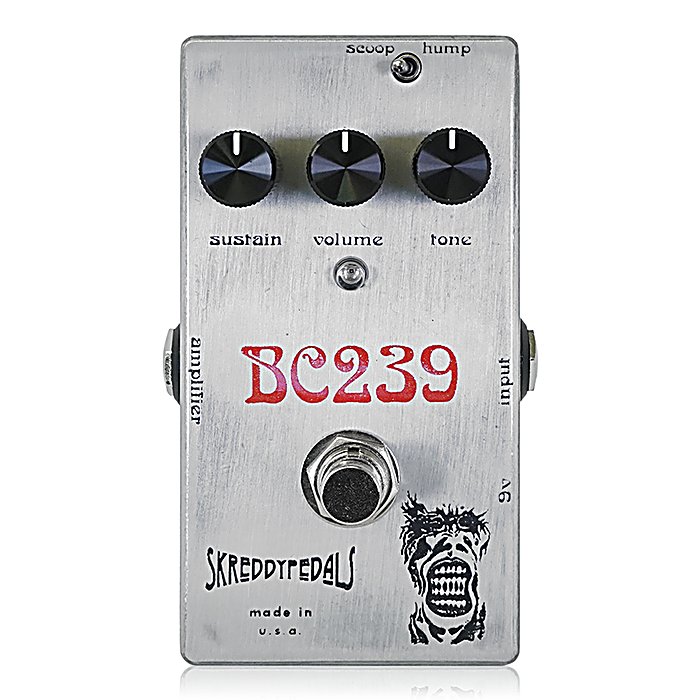 Skreddy Pedals(スクレディペダルズ) / BC239 Fuzzの事ならフレンズにご相談ください。 Skreddy Pedals(スクレディペダルズ) / BC239 Fuzzの特長！Skreddy Pedals BC239 ファズペダル Skreddy Pedals(スクレディペダルズ) / BC239 Fuzzのココが凄い！BC239トランジスタを搭載した70年代ラムズヘッド系ファズペダル。低域が抑制された明瞭で強いアタックが特徴で、厚みのあるサステインを保ちながらアーティキュレーションを維持する設計。Scoop/Humpスイッチでミッドレンジを調整でき、バッキングからリードまで対応。高価格帯ですがSkreddy Pedalsの高品質なパーツと職人技術を体現したモデルです。 Skreddy Pedals(スクレディペダルズ) / BC239 Fuzzのメーカー説明 種類：ファズアダプター：9Vセンターマイナス電池駆動：9V電池コントロール：VOLUME、TONE、SUSTAIN、SCOOP/HUMP Skreddy Pedals / BC239 Fuzzスクレディペダルズ / ビーシーニサンキュウファズ70年代中期のアグレッシブなサステイン Skreddy Pedals BC239 Fuzzはファズ界のホーリーグレイル、ラムズヘッドと呼ばれるペダルの後期に生産されたBC239トランジスタ搭載モデルを基にしたファズペダルです。 BC239トランジスタは低域が抑えられる傾向があり、より明瞭でバイトの強いマフトーンとなります。さらに後期のラムズヘッドにはプラスチックフィルムキャパシタが使用され、トライアングルや初期ラムズヘッドで使用されたセラミックディスクのトーンよりも明確で強いアタックを持つ特徴があります。 これらの特性により、ヴェルヴェットのような歪みが生まれます。BC239 Fuzzはゲインをキープしながら音 Skreddy Pedals(スクレディペダルズ) / BC239 Fuzzの仕様 種類：ファズペダル電源：9Vセンターマイナスアダプター、または9V電池コントロール：Volume、Tone、Sustain、Scoop/Hump切替スイッチ 全て新品。ケーブル・消耗品以外メーカー1年保証書付のでご安心してお買いもの頂けます。Skreddy Pedals(スクレディペダルズ) / BC239 Fuzzの事ならフレンズにご相談ください。 Skreddy Pedals(スクレディペダルズ) / BC239 Fuzzの特長！Skreddy Pedals BC239 ファズペダル Skreddy Pedals(スクレディペダルズ) / BC239 Fuzzのココが凄い！BC239トランジスタを搭載した70年代ラムズヘッド系ファズペダル。低域が抑制された明瞭で強いアタックが特徴で、厚みのあるサステインを保ちながらアーティキュレーションを維持する設計。Scoop/Humpスイッチでミッドレンジを調整でき、バッキングからリードまで対応。高価格帯ですがSkreddy Pedalsの高品質なパーツと職人技術を体現したモデルです。 Skreddy Pedals(スクレディペダルズ) / BC239 Fuzzのメーカー説明 種類：ファズアダプター：9Vセンターマイナス電池駆動：9V電池コントロール：VOLUME、TONE、SUSTAIN、SCOOP/HUMP Skreddy Pedals / BC239 Fuzzスクレディペダルズ / ビーシーニサンキュウファズ70年代中期のアグレッシブなサステイン Skreddy Pedals BC239 Fuzzはファズ界のホーリーグレイル、ラムズヘッドと呼ばれるペダルの後期に生産されたBC239トランジスタ搭載モデルを基にしたファズペダルです。 BC239トランジスタは低域が抑えられる傾向があり、より明瞭でバイトの強いマフトーンとなります。さらに後期のラムズヘッドにはプラスチックフィルムキャパシタが使用され、トライアングルや初期ラムズヘッドで使用されたセラミックディスクのトーンよりも明確で強いアタックを持つ特徴があります。 これらの特性により、ヴェルヴェットのような歪みが生まれます。BC239 Fuzzはゲインをキープしながら音が溶けてしまったり液体状にならないよう、アーティキュレーションを維持するよう調整しています。 十分な倍音成分とサステインを持ち、ハイノートでも厚みのあるトーンを作ることができます。 Skreddy Pedals(スクレディペダルズ) / BC239 Fuzzの仕様 種類：ファズペダル電源：9Vセンターマイナスアダプター、または9V電池コントロール：Volume、Tone、Sustain、Scoop/Hump切替スイッチ 全て新品。ケーブル・消耗品以外メーカー1年保証書付のでご安心してお買いもの頂けます。