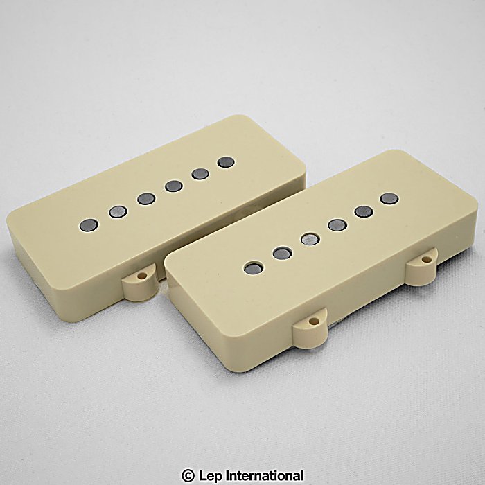 Righteous Sound Pickups(ライチャスサウンドピックアップス) / Jazzmaster Vintage Setの事ならフレンズにご相談ください。 Righteous Sound Pickups(ライチャスサウンドピックアップス) / Jazzmaster Vintage Setの特長！Righteous Sound Jazzmaster Righteous Sound Pickups(ライチャスサウンドピックアップス) / Jazzmaster Vintage Setのココが凄い！1959年製ヴィンテージジャズマスターのピックアップを複製したセット商品。ブライトで明瞭なトーンながらもローエンドの暖かみが特徴。ヴィンテージピックアップの個体差による「アイスピックトーン」の問題を解決した再現品。手作業による高品質製造。中位価格帯の選択肢として、ジャズマスター運用時のトーン改善を検討する際の候補になる。 Righteous Sound Pickups(ライチャスサウンドピックアップス) / Jazzmaster Vintage Setのメーカー説明 Righteous Sound Pickups / Jazzmaster Vintage Setライチェスサウンドピックアップス / ジャズマスターヴィンテージセットRighteous Sound Pickups Jazzmaster Vintage Setは、1959年製のヴィンテージジャズマスターに搭載されていた“極上の”ピックアップを複製したピックアップです。ヴィンテージピックアップを扱うと、その一貫性のなさを知らしめられます。同じ年のピックアップであってもワイヤーの絶縁や磁石の種類、違ったワイヤーで巻かれているものを見ることも珍しくありません。ヴィンテージジャズマスターピックアップも同様で、中には“アイスピックトーン”と称される恐ろしく鋭い、近くで聞きたくないと思うようなトーンが出るものもあります。Jazzmaster Vintage Setは、オレゴン州ポートランドに実在する1959年製ジャズマスターに取り付けられた、並外れて極上のピックアップを再現しています。ブライトかつ明瞭で、ローエンドが暖かです。従来のジャズマ Righteous Sound Pickups(ライチャスサウンドピックアップス) / Jazzmaster Vintage Setの仕様 対応機種：Jazzmaster推奨ポット：1M（標準）、500k（高音域抑制時）製造地：アメリカ合衆国テキサス州オースティン 全て新品。ケーブル・消耗品以外メーカー1年保証書付のでご安心してお買いもの頂けます。Righteous Sound Pickups(ライチャスサウンドピックアップス) / Jazzmaster Vintage Setの事ならフレンズにご相談ください。 Righteous Sound Pickups(ライチャスサウンドピックアップス) / Jazzmaster Vintage Setの特長！Righteous Sound Jazzmaster Righteous Sound Pickups(ライチャスサウンドピックアップス) / Jazzmaster Vintage Setのココが凄い！1959年製ヴィンテージジャズマスターのピックアップを複製したセット商品。ブライトで明瞭なトーンながらもローエンドの暖かみが特徴。ヴィンテージピックアップの個体差による「アイスピックトーン」の問題を解決した再現品。手作業による高品質製造。中位価格帯の選択肢として、ジャズマスター運用時のトーン改善を検討する際の候補になる。 Righteous Sound Pickups(ライチャスサウンドピックアップス) / Jazzmaster Vintage Setのメーカー説明 Righteous Sound Pickups / Jazzmaster Vintage Setライチェスサウンドピックアップス / ジャズマスターヴィンテージセットRighteous Sound Pickups Jazzmaster Vintage Setは、1959年製のヴィンテージジャズマスターに搭載されていた“極上の”ピックアップを複製したピックアップです。ヴィンテージピックアップを扱うと、その一貫性のなさを知らしめられます。同じ年のピックアップであってもワイヤーの絶縁や磁石の種類、違ったワイヤーで巻かれているものを見ることも珍しくありません。ヴィンテージジャズマスターピックアップも同様で、中には“アイスピックトーン”と称される恐ろしく鋭い、近くで聞きたくないと思うようなトーンが出るものもあります。Jazzmaster Vintage Setは、オレゴン州ポートランドに実在する1959年製ジャズマスターに取り付けられた、並外れて極上のピックアップを再現しています。ブライトかつ明瞭で、ローエンドが暖かです。従来のジャズマスタートーンを作るなら1Mのポットを推奨します。高音域を抑える場合は500kポットが最適です。【Righteous Sound Pickups】Righteous Sou Righteous Sound Pickups(ライチャスサウンドピックアップス) / Jazzmaster Vintage Setの仕様 対応機種：Jazzmaster推奨ポット：1M（標準）、500k（高音域抑制時）製造地：アメリカ合衆国テキサス州オースティン 全て新品。ケーブル・消耗品以外メーカー1年保証書付のでご安心してお買いもの頂けます。