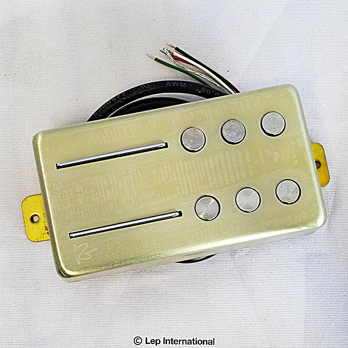 Railhammer Pickups(レールハンマーピックアップス) / Reeves Gabrels Brushed Nickel Neckの事ならフレンズにご相談ください。 Railhammer Pickups(レールハンマーピックアップス) / Reeves Gabrels Brushed Nickel Neckの特長！Railhammer Reeves Gabrels Railhammer Pickups(レールハンマーピックアップス) / Reeves Gabrels Brushed Nickel Neckのココが凄い！The Cureのリーブス・ガブレルズとRailhammer Pickupsの共同開発によるシグネチャーピックアップのネック側。Hyper Vintageをベースに出力を高め、音を厚くしたモデル。レール＆ポール構造による明瞭性とリッチなトーンが特徴。ジャズからハイゲインロックまで対応する汎用性を備えた高機能ピックアップです。高価格帯の製品。 Railhammer Pickups(レールハンマーピックアップス) / Reeves Gabrels Brushed Nickel Neckのメーカー説明 ※ こちらの商品は 単品 / ネック側 です。※ セット商品ではありませんのでご注意ください。Railhammer Pickups / Reeves Gabrels Brushed Nickel Neckレールハンマー ピックアップス / リーブス ガブレルズ ブラッシュド ニッケル ネックリーブス・ガブレルズ・シグネチャー・モデル！2012年からThe Cureのギタリストとして活躍するリーブス・ガブレルズと共に開発されたピックアップです。デヴィッド・ボウイを中心に結成されたTin Machineのメンバーでもあり、80年代末から2000年代にかけてはデヴィッド・ボウイの専属サポートギタリストとしても活躍したリーブス・ガブレルズのUKロックサウンドを作るハムバッカーピックアップです。ブリッジ（リア）ピックアップは、Railhammer Alnico Grandeピックアップをベースに出力を高め、ミッドレンジを強調してサステインを伸ばしました。ヘヴィロックやシュレッド、そして伸びやかなリードまでをカバーしながら、ギターのボリュームでクリーンまですぐに戻すことができる Railhammer Pickups(レールハンマーピックアップス) / Reeves Gabrels Brushed Nickel Neckの仕様 型番：RG-NK抵抗値：8.0 Ohmsワイヤーゲージ：42マグネット：Alnico 5装着位置：ネック（フロント）サイズ：スタンダードハムバッカーサイズ対応：スタンダードハムバッカーマウントリング・オープニング 全て新品。ケーブル・消耗品以外メーカー1年保証書付のでご安心してお買いもの頂けます。Railhammer Pickups(レールハンマーピックアップス) / Reeves Gabrels Brushed Nickel Neckの事ならフレンズにご相談ください。 Railhammer Pickups(レールハンマーピックアップス) / Reeves Gabrels Brushed Nickel Neckの特長！Railhammer Reeves Gabrels Railhammer Pickups(レールハンマーピックアップス) / Reeves Gabrels Brushed Nickel Neckのココが凄い！The Cureのリーブス・ガブレルズとRailhammer Pickupsの共同開発によるシグネチャーピックアップのネック側。Hyper Vintageをベースに出力を高め、音を厚くしたモデル。レール＆ポール構造による明瞭性とリッチなトーンが特徴。ジャズからハイゲインロックまで対応する汎用性を備えた高機能ピックアップです。高価格帯の製品。 Railhammer Pickups(レールハンマーピックアップス) / Reeves Gabrels Brushed Nickel Neckのメーカー説明 ※ こちらの商品は 単品 / ネック側 です。※ セット商品ではありませんのでご注意ください。Railhammer Pickups / Reeves Gabrels Brushed Nickel Neckレールハンマー ピックアップス / リーブス ガブレルズ ブラッシュド ニッケル ネックリーブス・ガブレルズ・シグネチャー・モデル！2012年からThe Cureのギタリストとして活躍するリーブス・ガブレルズと共に開発されたピックアップです。デヴィッド・ボウイを中心に結成されたTin Machineのメンバーでもあり、80年代末から2000年代にかけてはデヴィッド・ボウイの専属サポートギタリストとしても活躍したリーブス・ガブレルズのUKロックサウンドを作るハムバッカーピックアップです。ブリッジ（リア）ピックアップは、Railhammer Alnico Grandeピックアップをベースに出力を高め、ミッドレンジを強調してサステインを伸ばしました。ヘヴィロックやシュレッド、そして伸びやかなリードまでをカバーしながら、ギターのボリュームでクリーンまですぐに戻すことができる柔軟性も備えたピックアップです。ネック（フロント）ピックアップはRailhammer Hyper Vintageピックアップをベースに少しだけ出力を上げ、音を少し厚くしました。ジャズからハイゲインなロ Railhammer Pickups(レールハンマーピックアップス) / Reeves Gabrels Brushed Nickel Neckの仕様 型番：RG-NK抵抗値：8.0 Ohmsワイヤーゲージ：42マグネット：Alnico 5装着位置：ネック（フロント）サイズ：スタンダードハムバッカーサイズ対応：スタンダードハムバッカーマウントリング・オープニング 全て新品。ケーブル・消耗品以外メーカー1年保証書付のでご安心してお買いもの頂けます。